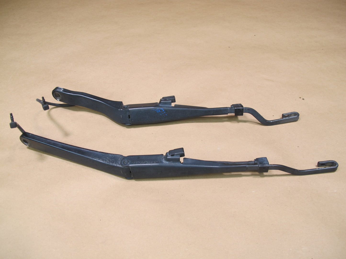 07-10 Saturn SKY Set of 2 Left & Right Windshield Wiper Arm w Spray Nozzle OEM