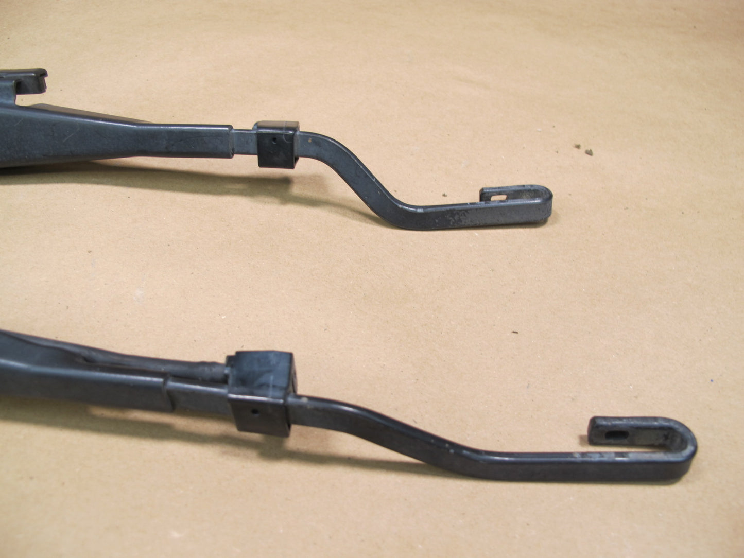 07-10 Saturn SKY Set of 2 Left & Right Windshield Wiper Arm w Spray Nozzle OEM