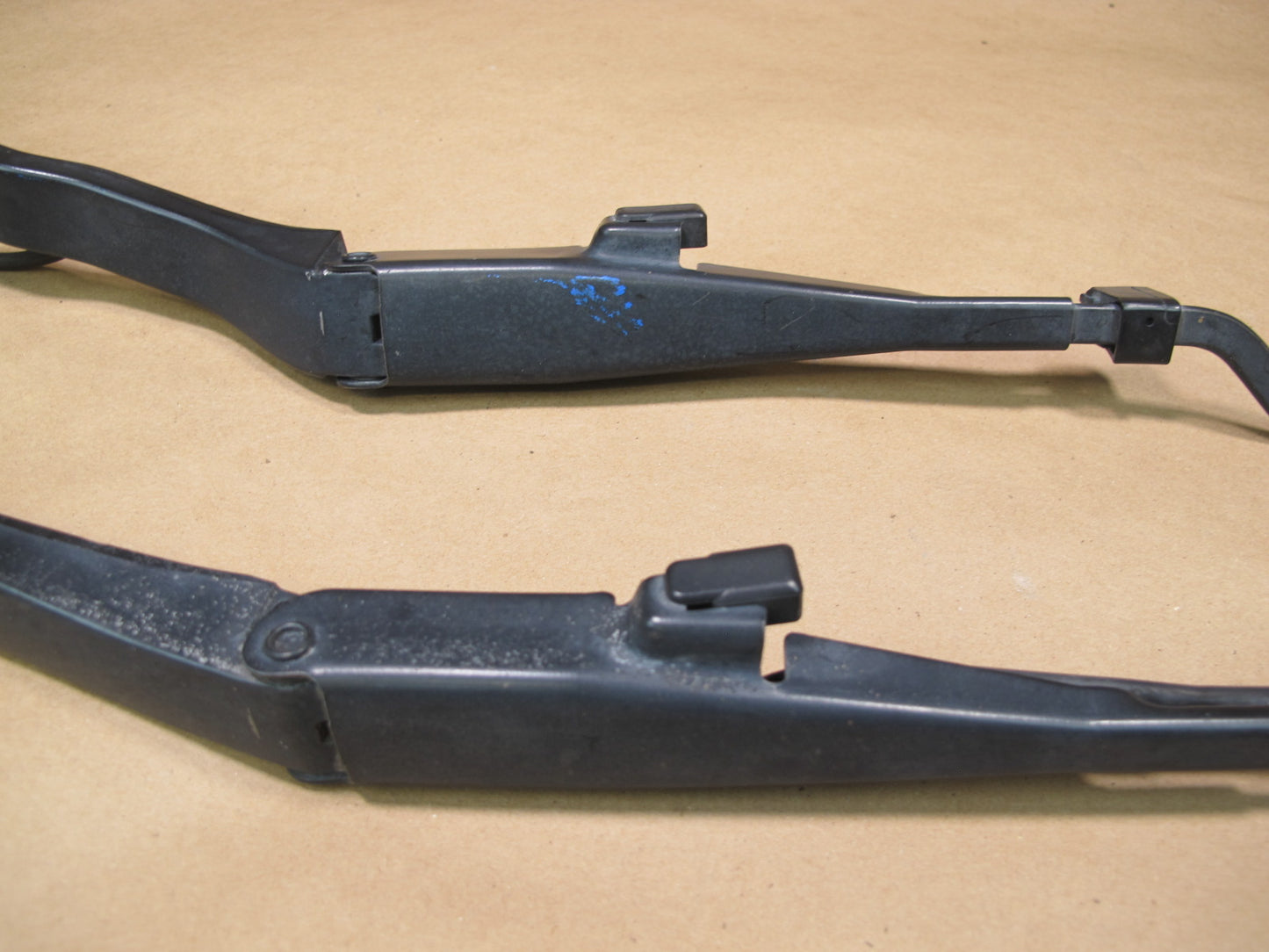 07-10 Saturn SKY Set of 2 Left & Right Windshield Wiper Arm w Spray Nozzle OEM