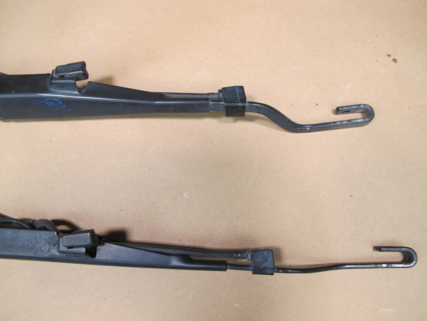 07-10 Saturn SKY Set of 2 Left & Right Windshield Wiper Arm w Spray Nozzle OEM