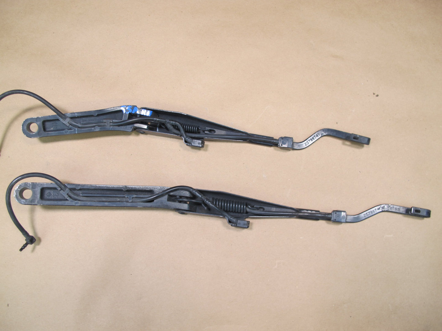 07-10 Saturn SKY Set of 2 Left & Right Windshield Wiper Arm w Spray Nozzle OEM