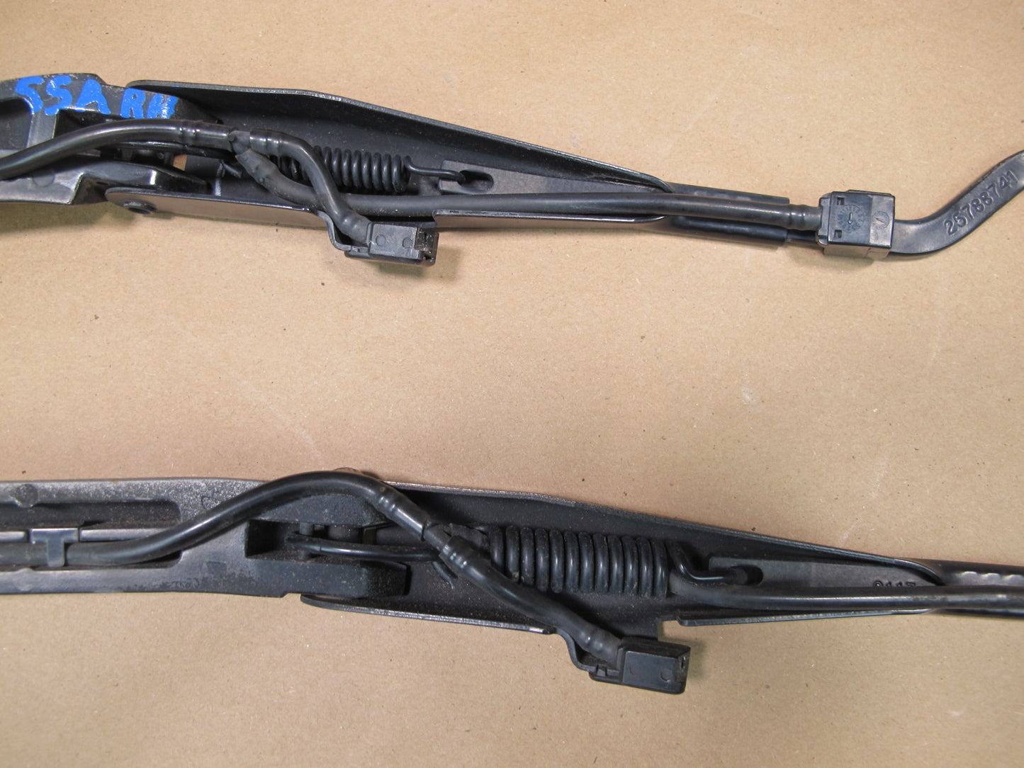 07-10 Saturn SKY Set of 2 Left & Right Windshield Wiper Arm w Spray Nozzle OEM