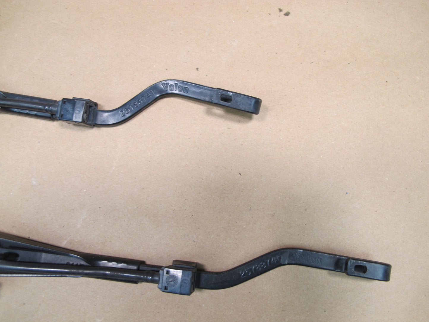 07-10 Saturn SKY Set of 2 Left & Right Windshield Wiper Arm w Spray Nozzle OEM