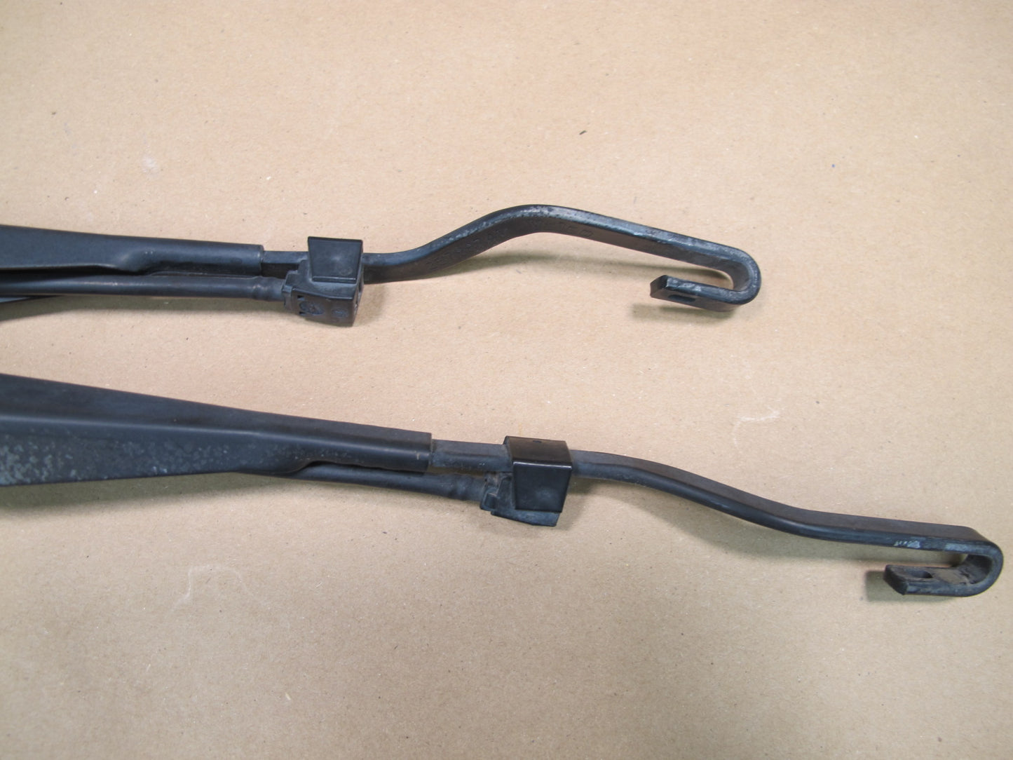 07-10 Saturn SKY Set of 2 Left & Right Windshield Wiper Arm w Spray Nozzle OEM