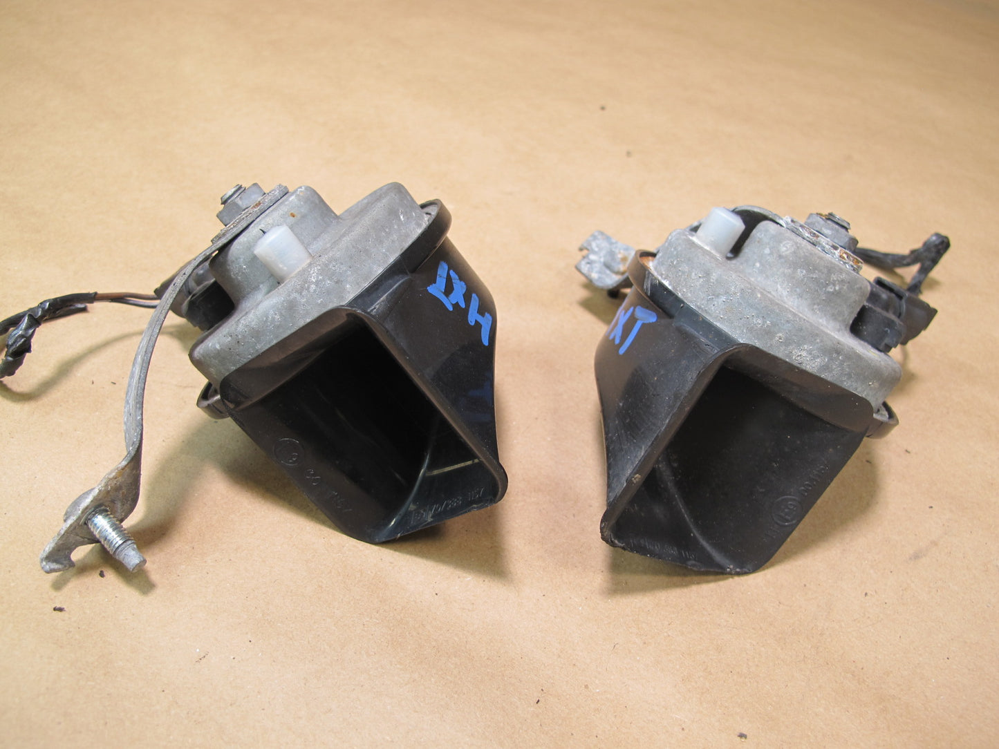 07-10 BMW E83 X3 Set of 2 High & Low Tone Note Pitch Horn Signal OEM