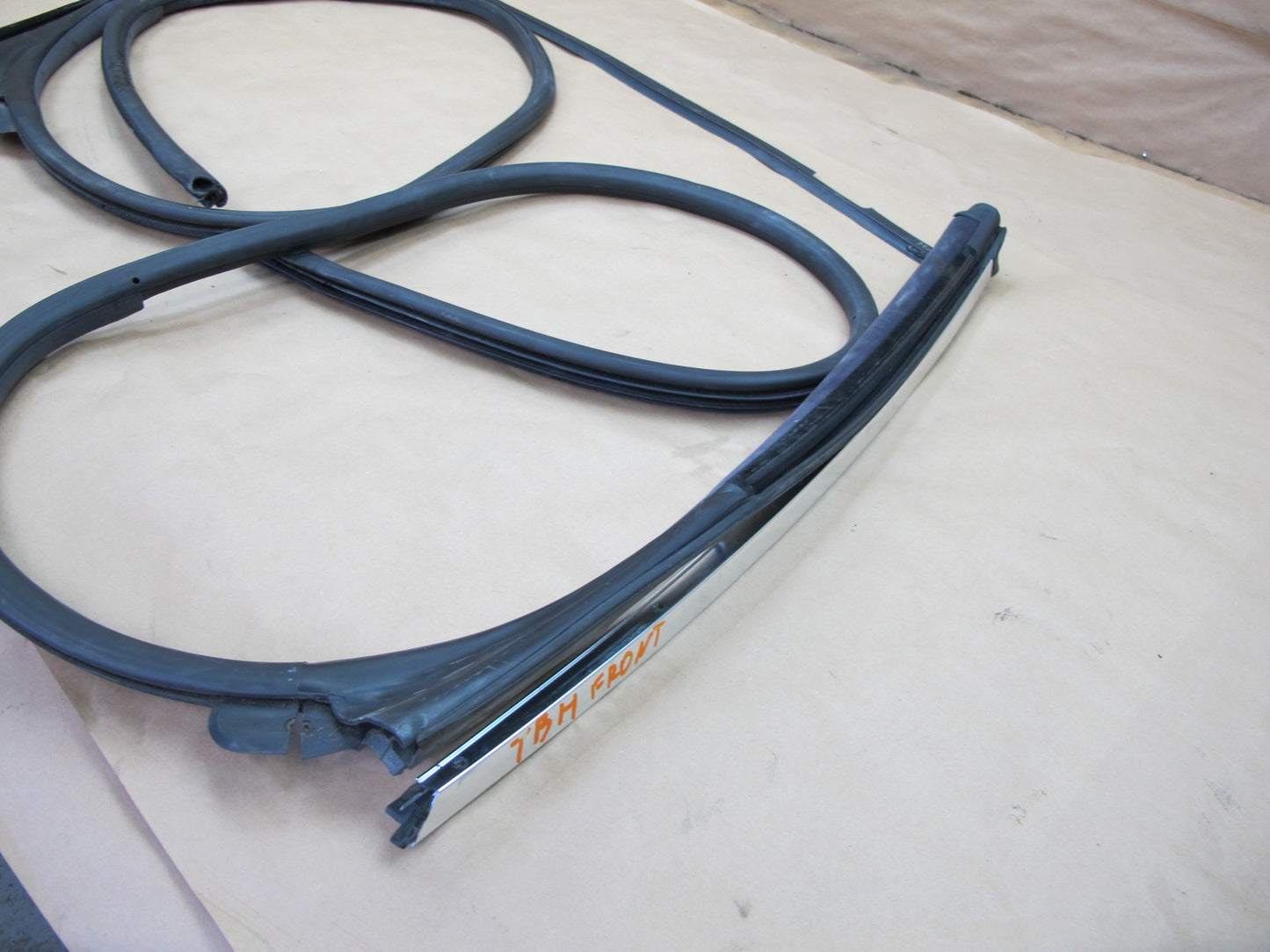 01-06 BMW E46 Convertible Front Windshield Weatherstrip Rubber Seal Strip OEM