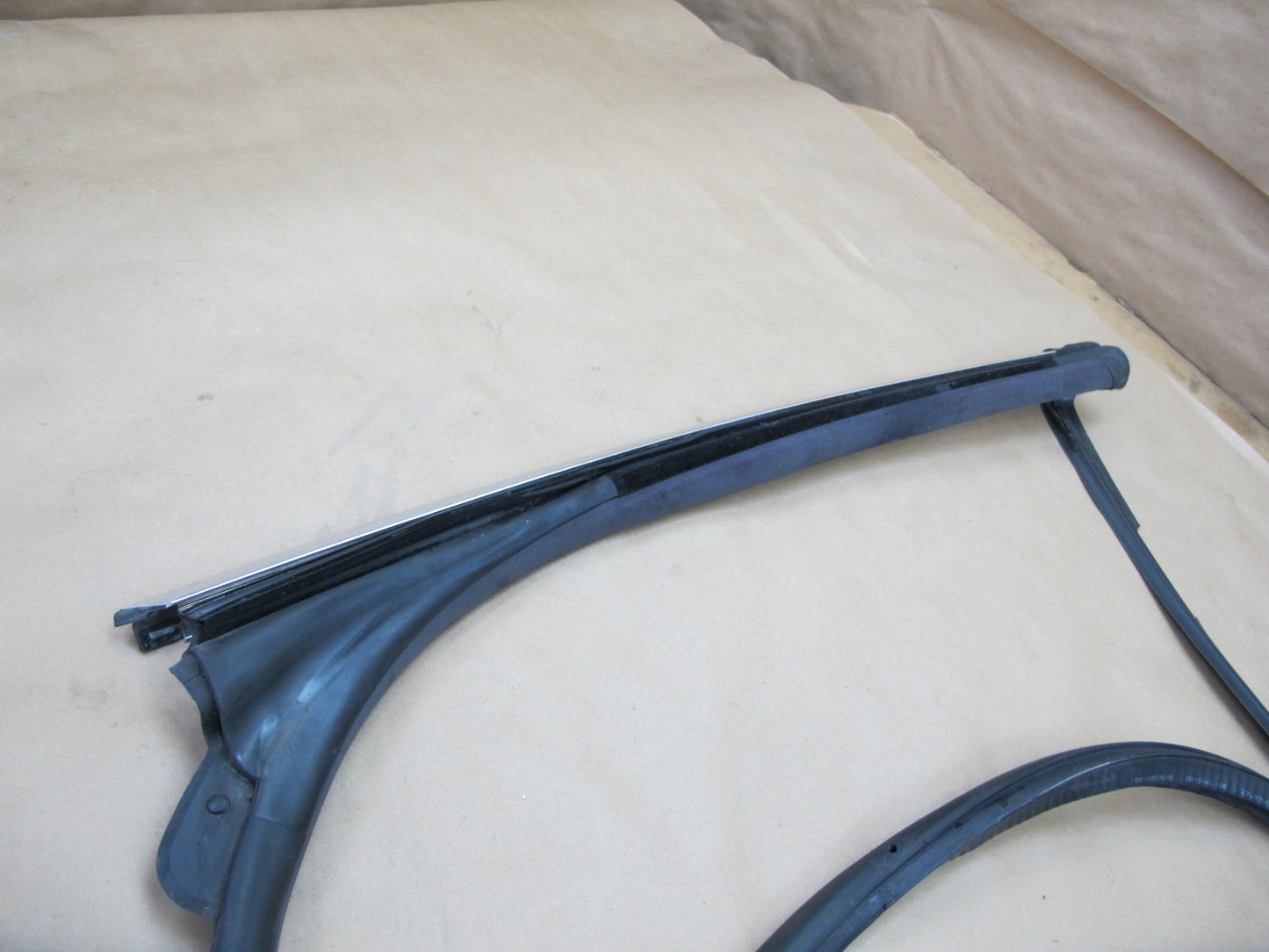 01-06 BMW E46 Convertible Front Windshield Weatherstrip Rubber Seal Strip OEM