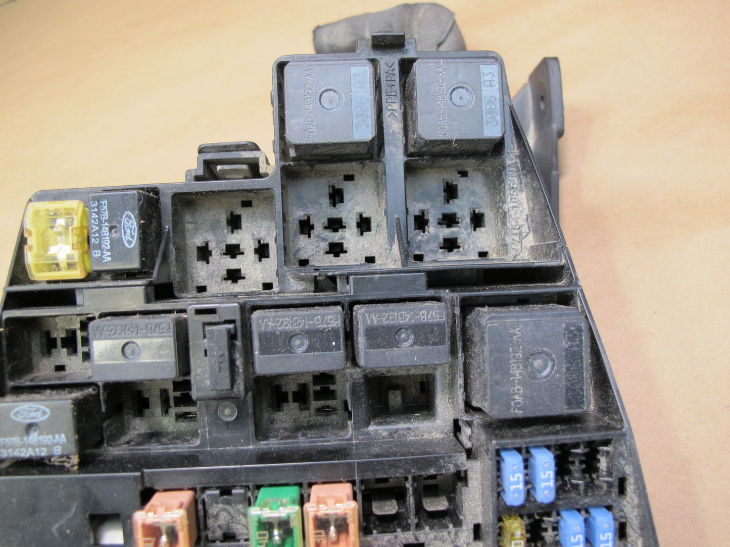 02-05 Ford Thunderbird Power Distribution Fuse Relay Box OEM