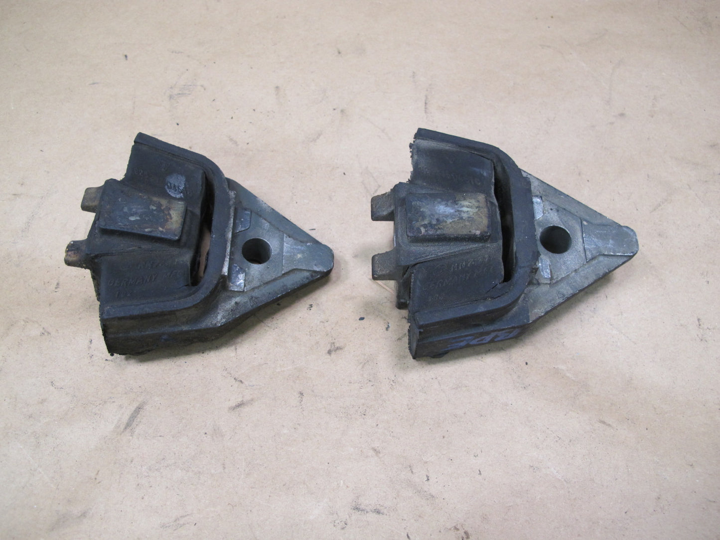 1985 Porsche 928 S Rear Left & Right Automatic Transmission Mount Support Set