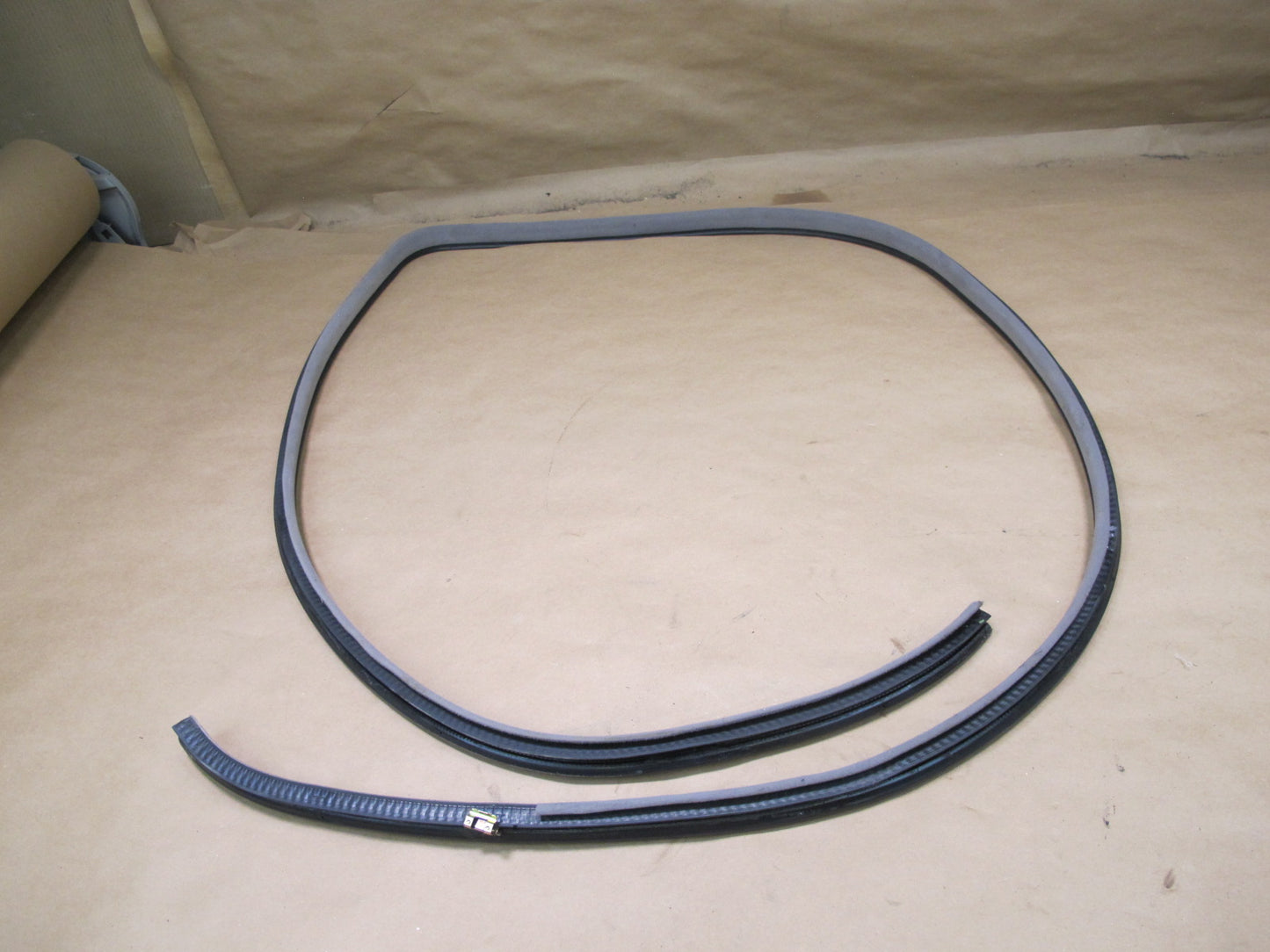 2003-2007 Lexus UZJ100L LX470 Front Left Door Weatherstrip Rubber Seal