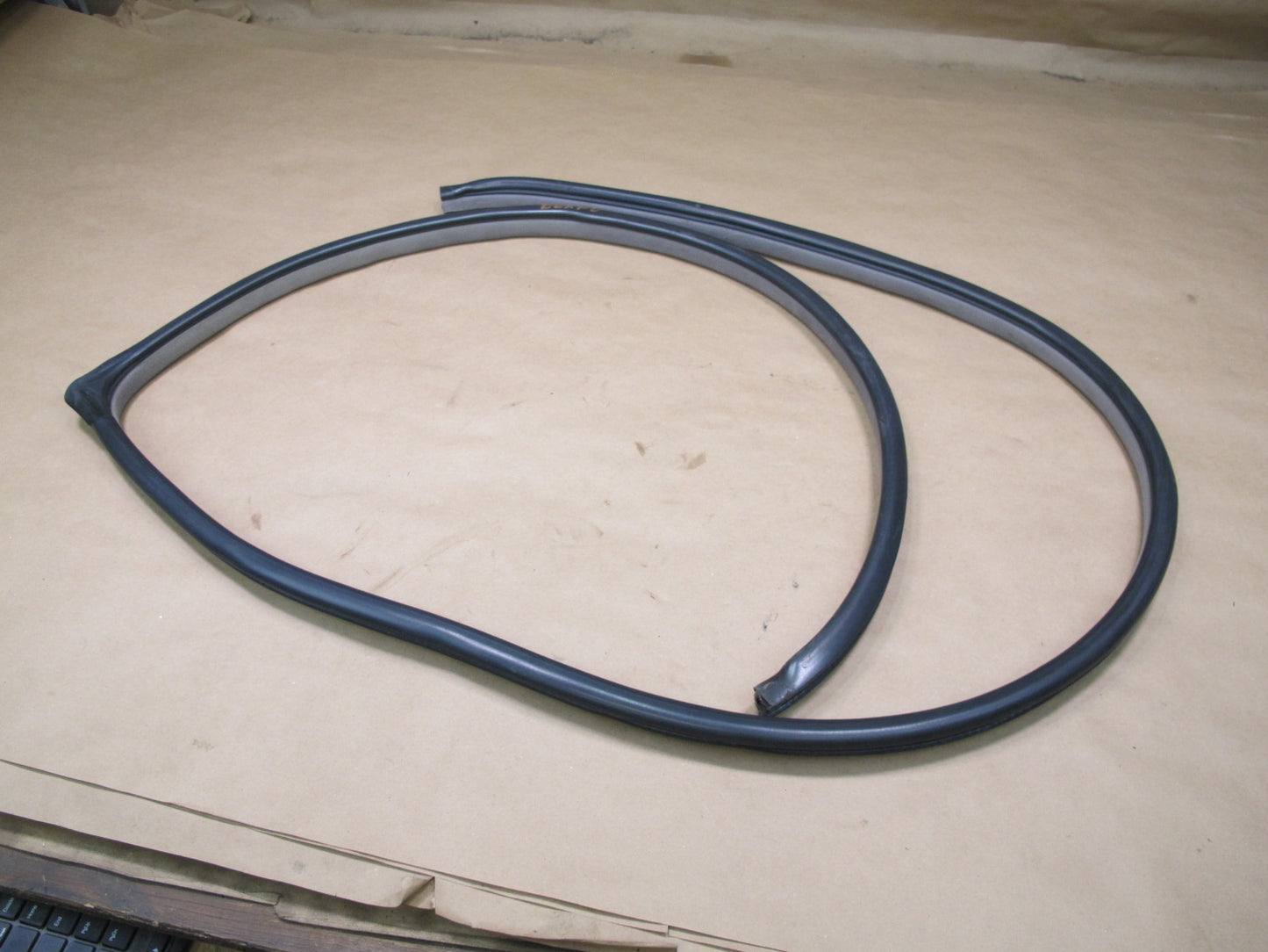 2003-2007 Lexus UZJ100L LX470 Front Left Door Weatherstrip Rubber Seal