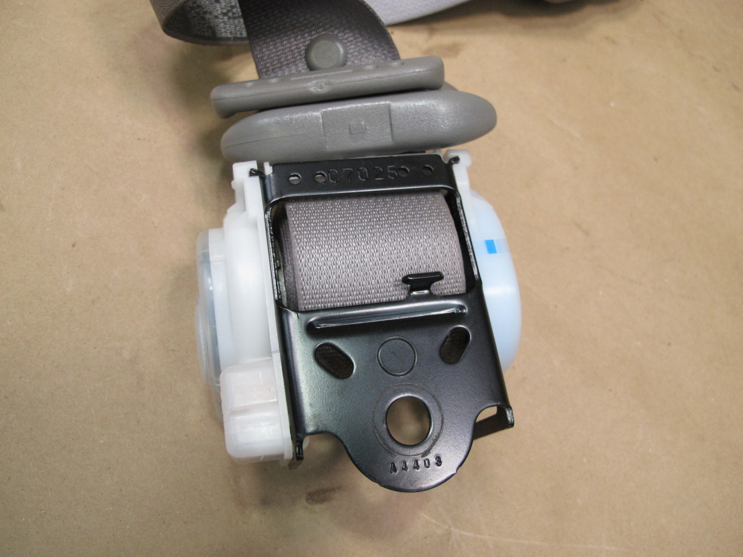 03-05 LEXUS LX470 REAR 2ND ROW RIGHT & LEFT SIDE SEATBELT RETRACTOR SET OEM