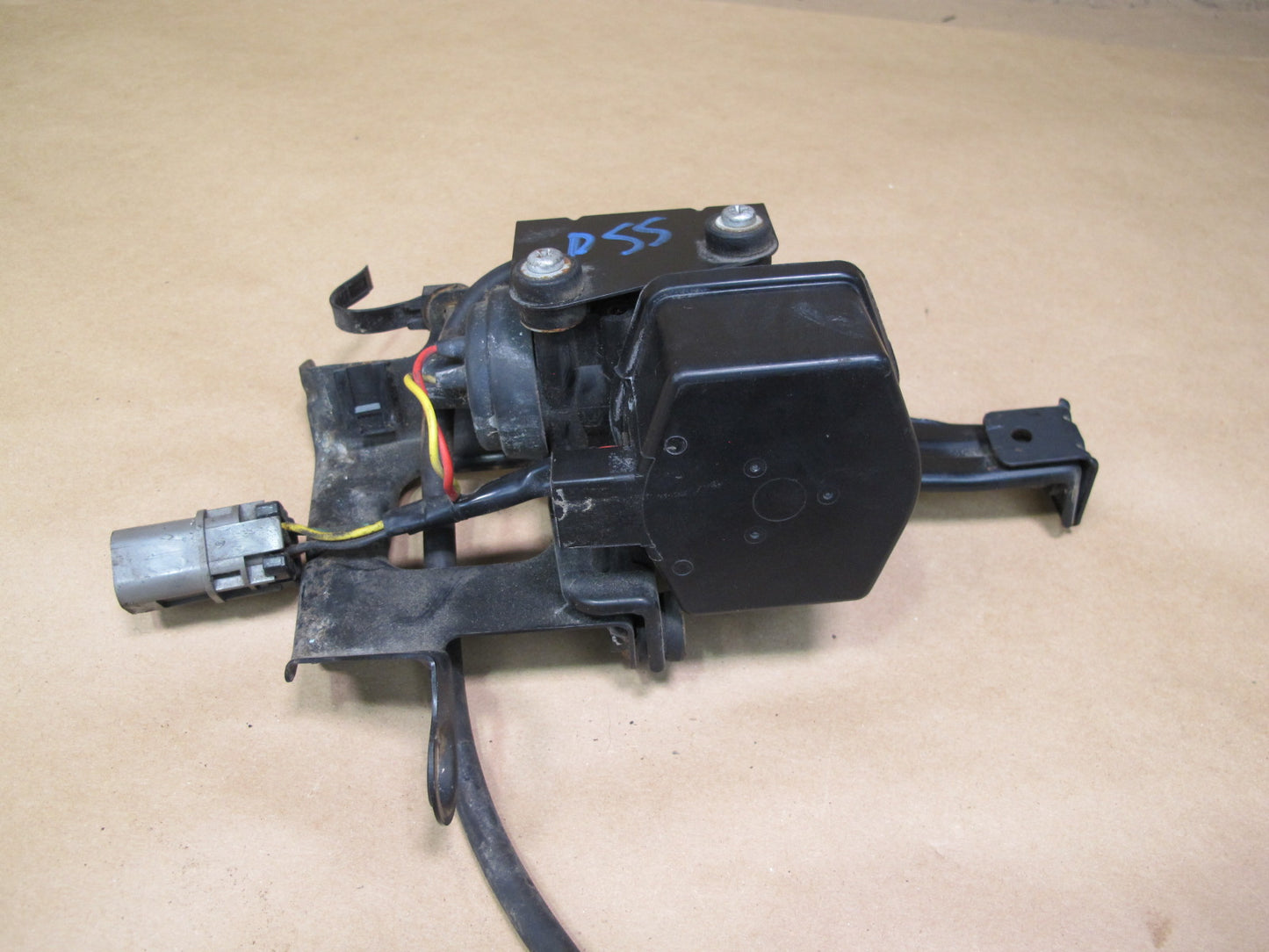 92-97 Subaru SVX Cruise Control Pump Motor Actuator Module w Bracket OEM