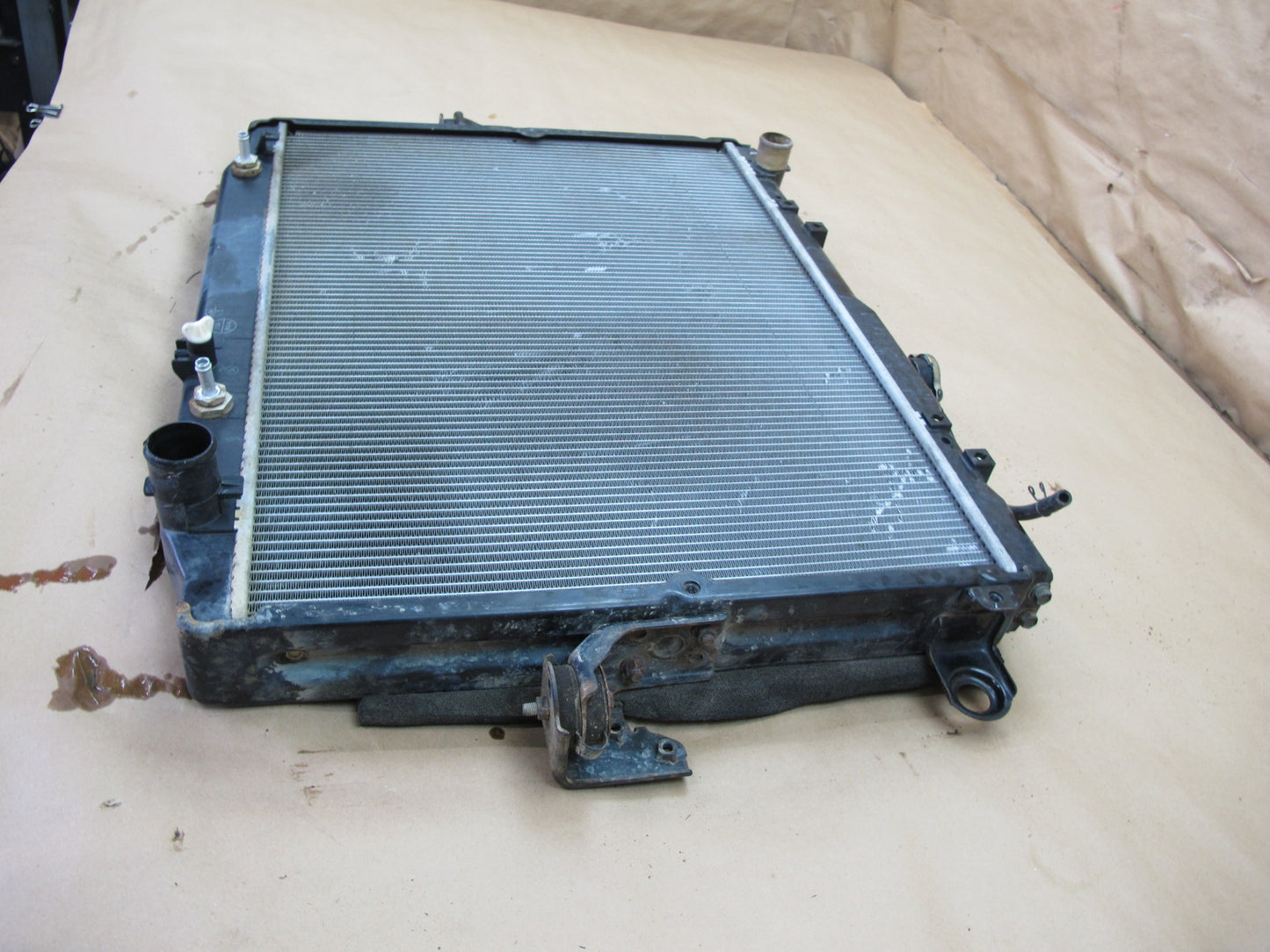 2003-2007 Lexus LX470 Engine Motor Cooling Radiator