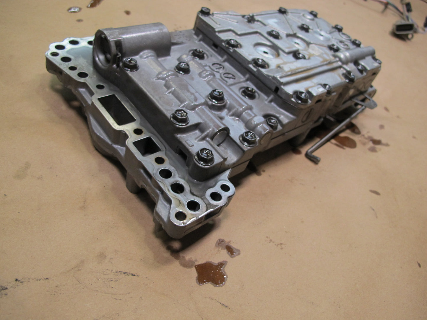 2004-2005 Lexus UZJ100L LX470 A/T Automatic Transmission Valve Body Mechatronic