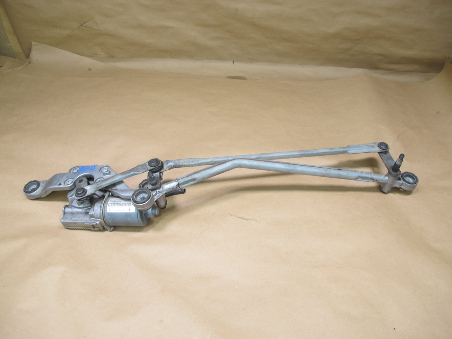 2010-2013 Porsche Panamera 970 Front Windshield Wiper Transmission Linkage Motor