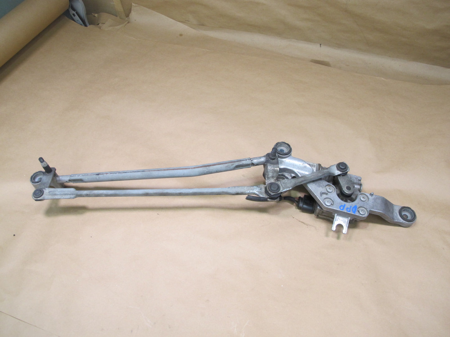 2010-2013 Porsche Panamera 970 Front Windshield Wiper Transmission Linkage Motor