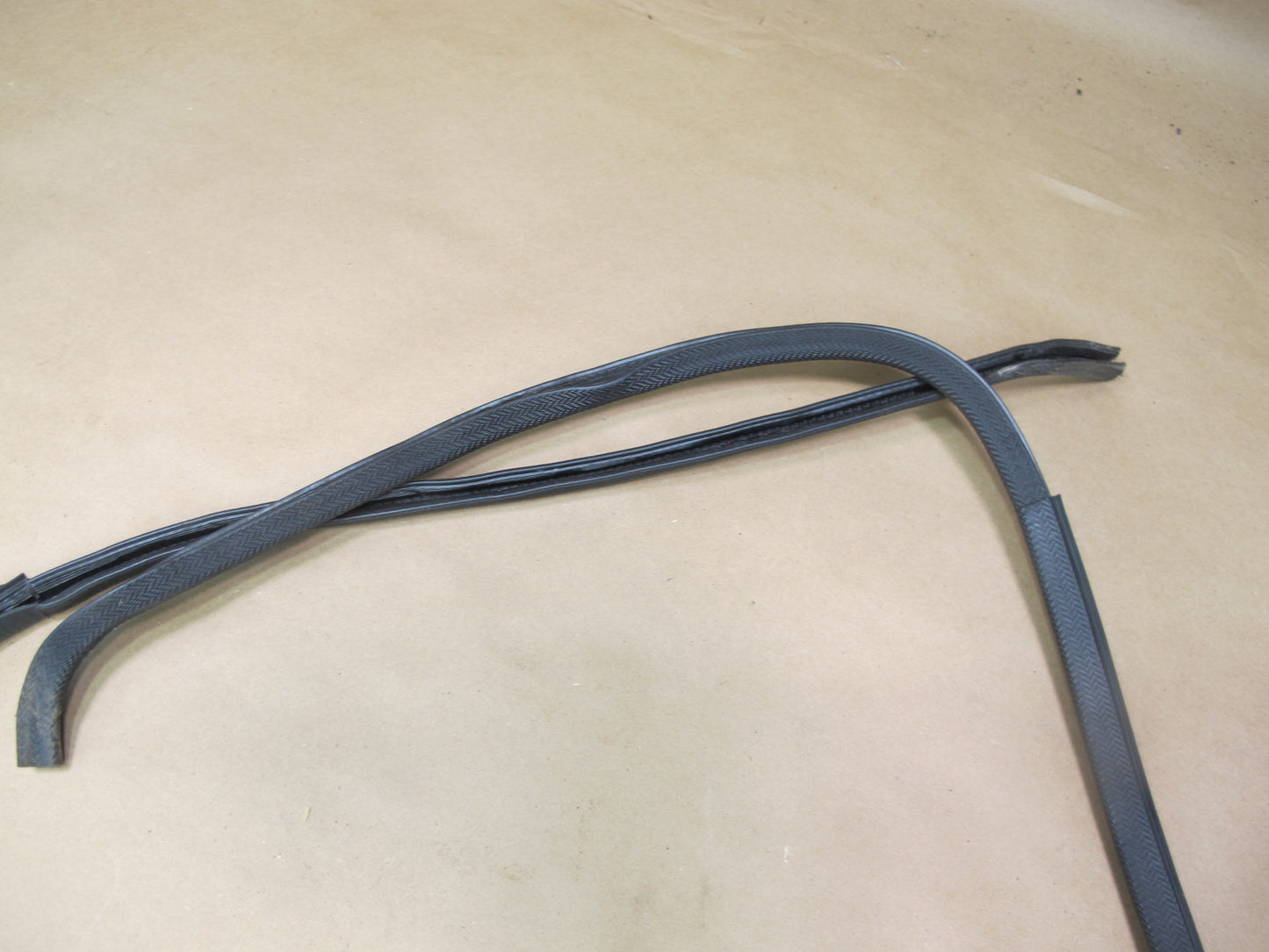 84-91 Porsche 944 Front Right Passenger Door Body Weatherstrip Rubber Seal OEM