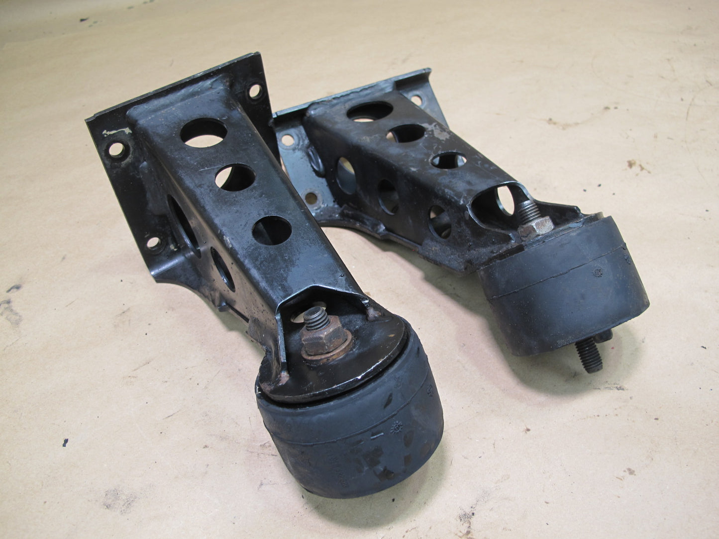 87-91 BMW E30 325i 2.5L M20 Set of 2 Left Right Engine Motor Mount OEM