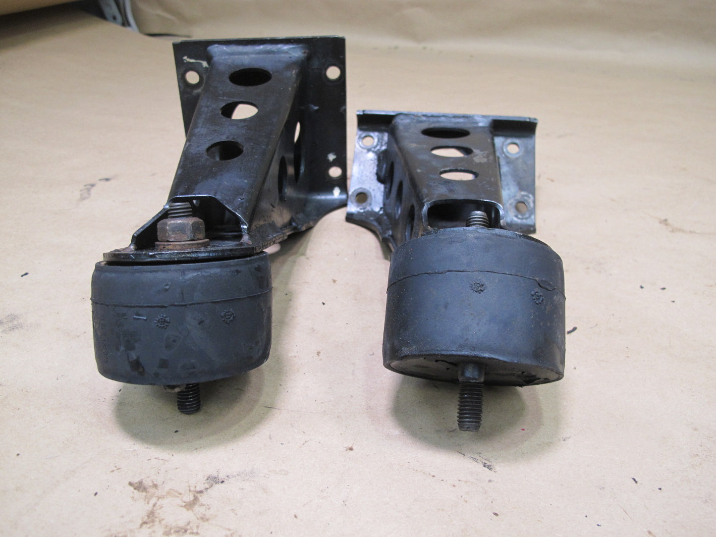 87-91 BMW E30 325i 2.5L M20 Set of 2 Left Right Engine Motor Mount OEM