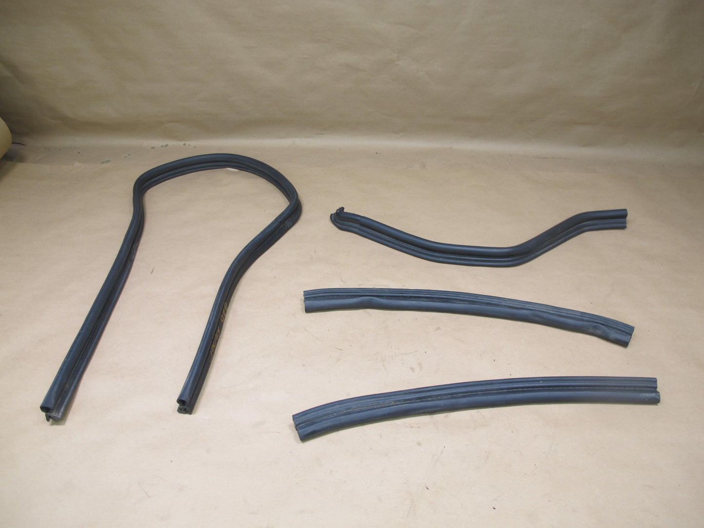 96-02 BMW E36/7 Z3 Hood Bonnet Weatherstrip Rubber Seal Set OEM