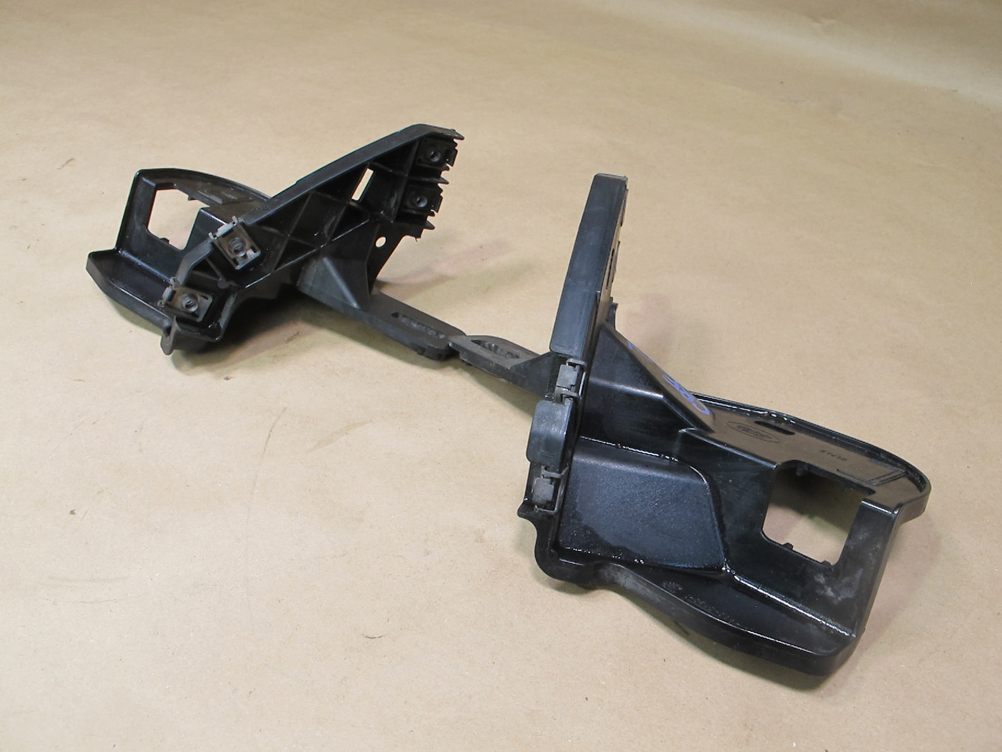 12-18 Range Rover Evoque L538 Set of 2 Front Fender Mount Bracket Holder OEM