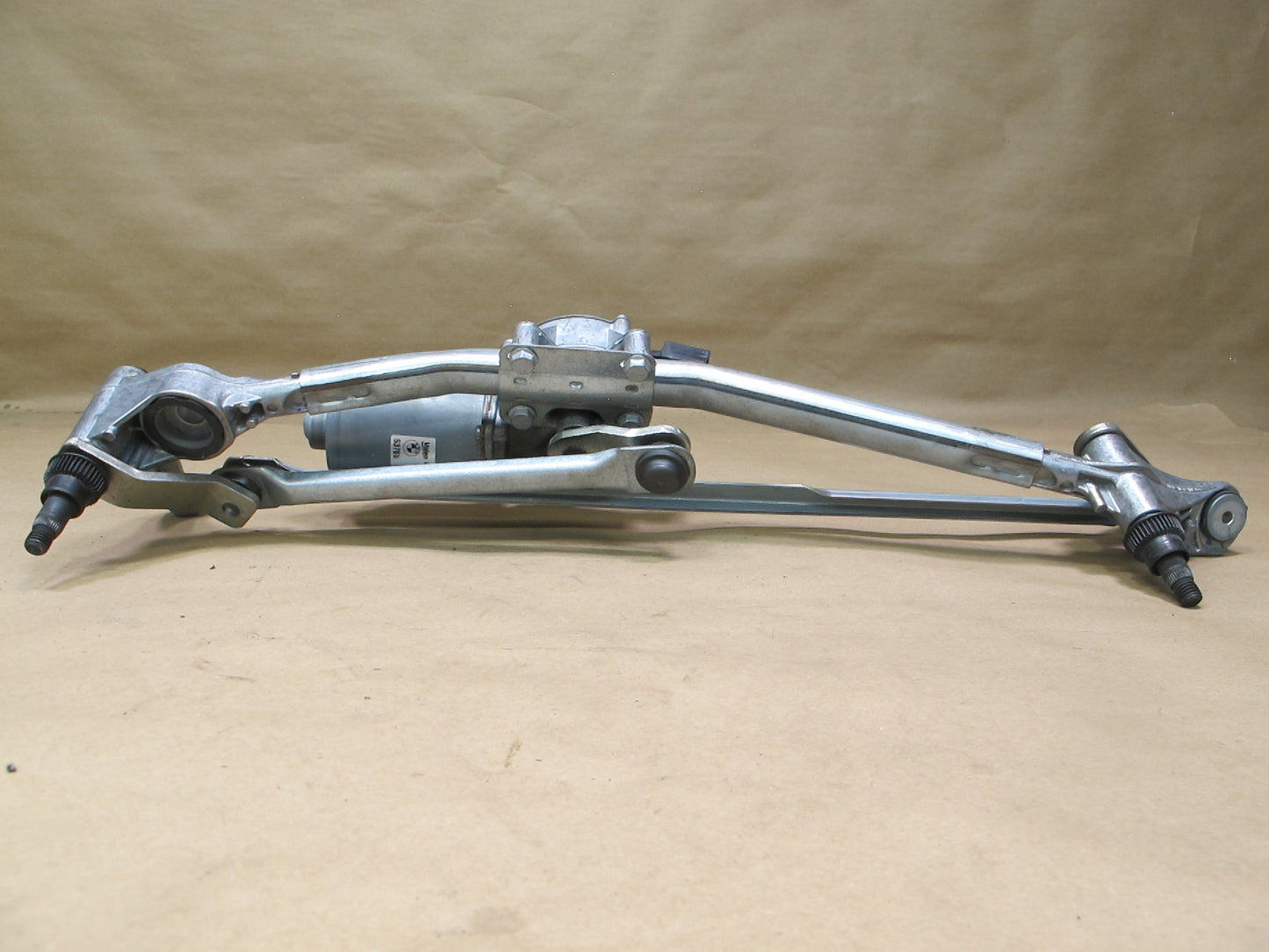 07-13 BMW E90 E91 E93 E92 Wiper Transmission Linkage w Motor 7161711 OEM