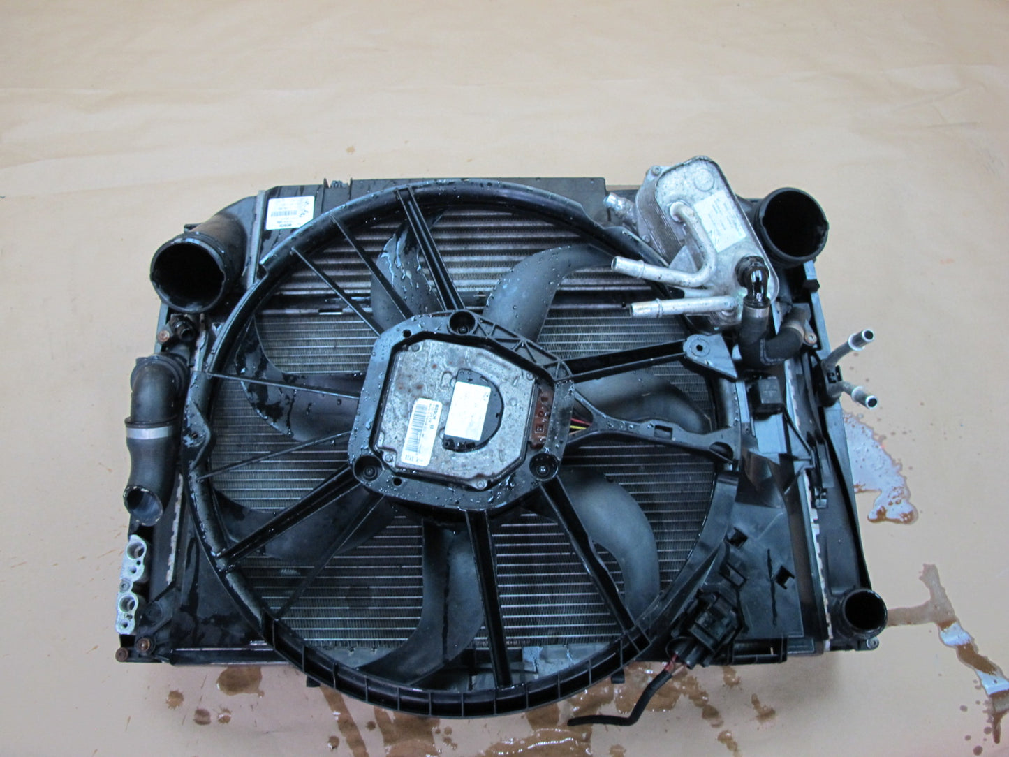 07-11 BMW E90 E91 E92 E93 335i 335xi AT Radiator AC Condenser Fan & Shroud OEM