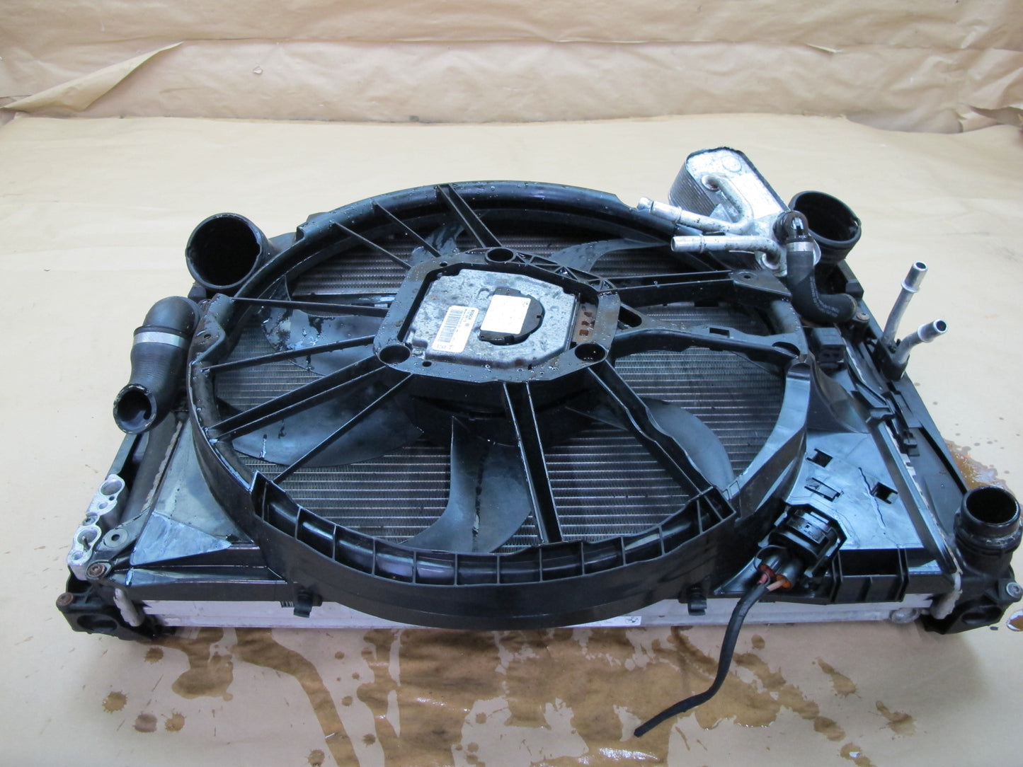 07-11 BMW E90 E91 E92 E93 335i 335xi AT Radiator AC Condenser Fan & Shroud OEM