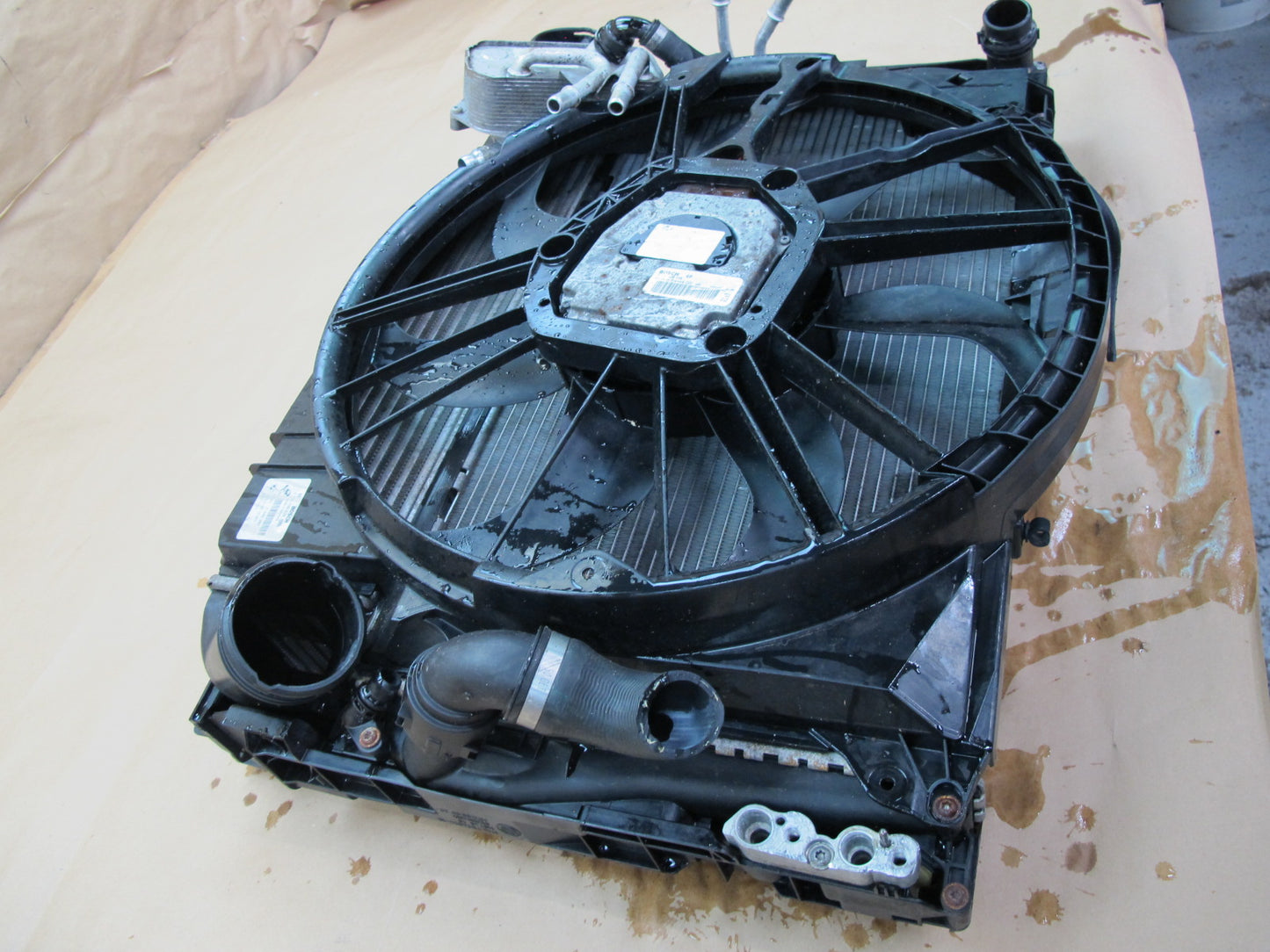 07-11 BMW E90 E91 E92 E93 335i 335xi AT Radiator AC Condenser Fan & Shroud OEM