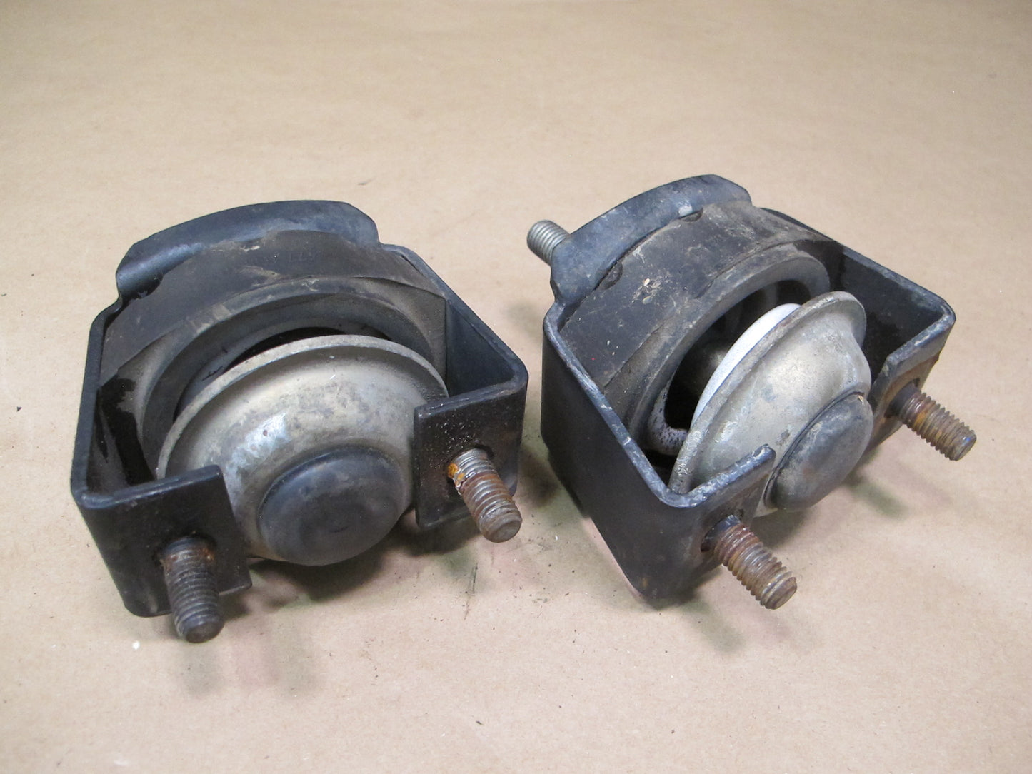 80-82 Porsche 924 2.0L VC Set of 2 Left & Right Engine Motor Mount OEM