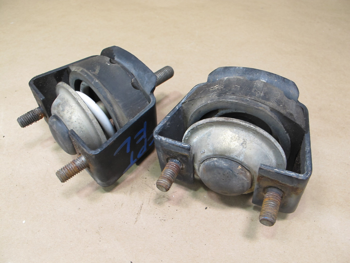 80-82 Porsche 924 2.0L VC Set of 2 Left & Right Engine Motor Mount OEM