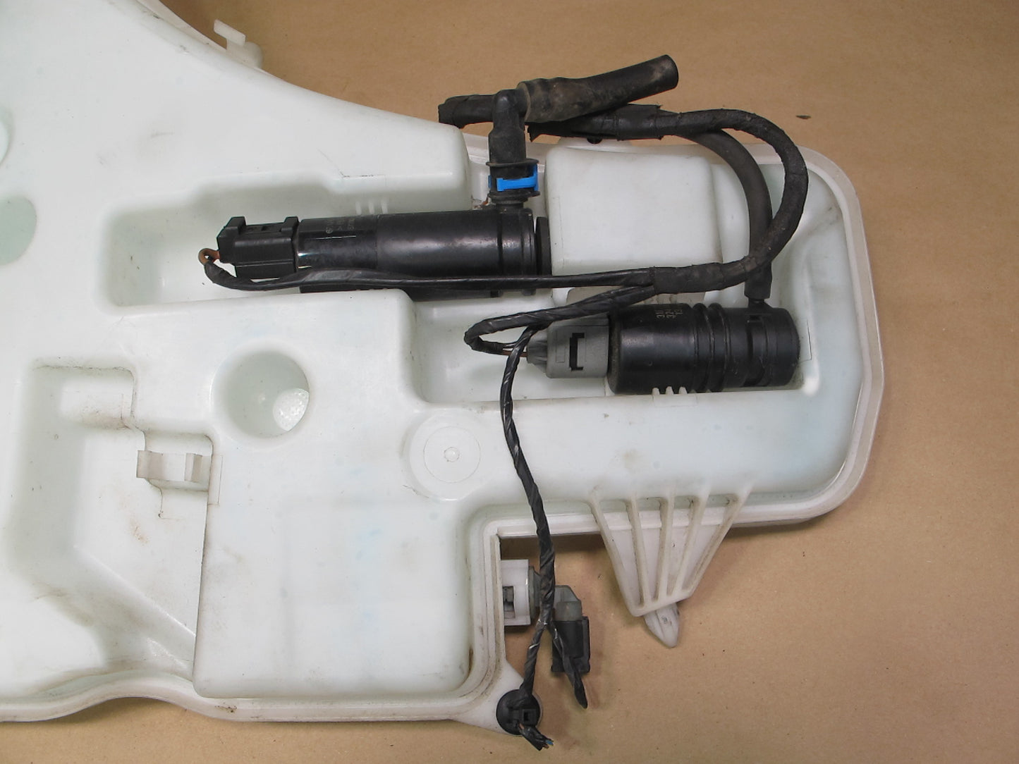 07-11 BMW E92 E93 3-SERIES Windshield Washer Fluid Reservoir w Neck & Pump OEM