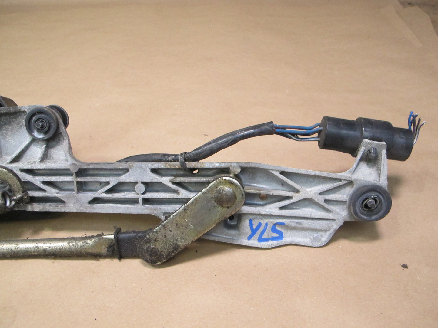 90-94 Lexus UCF10 LS400 Windshield Wiper Transmission Linkage w Motor OEM