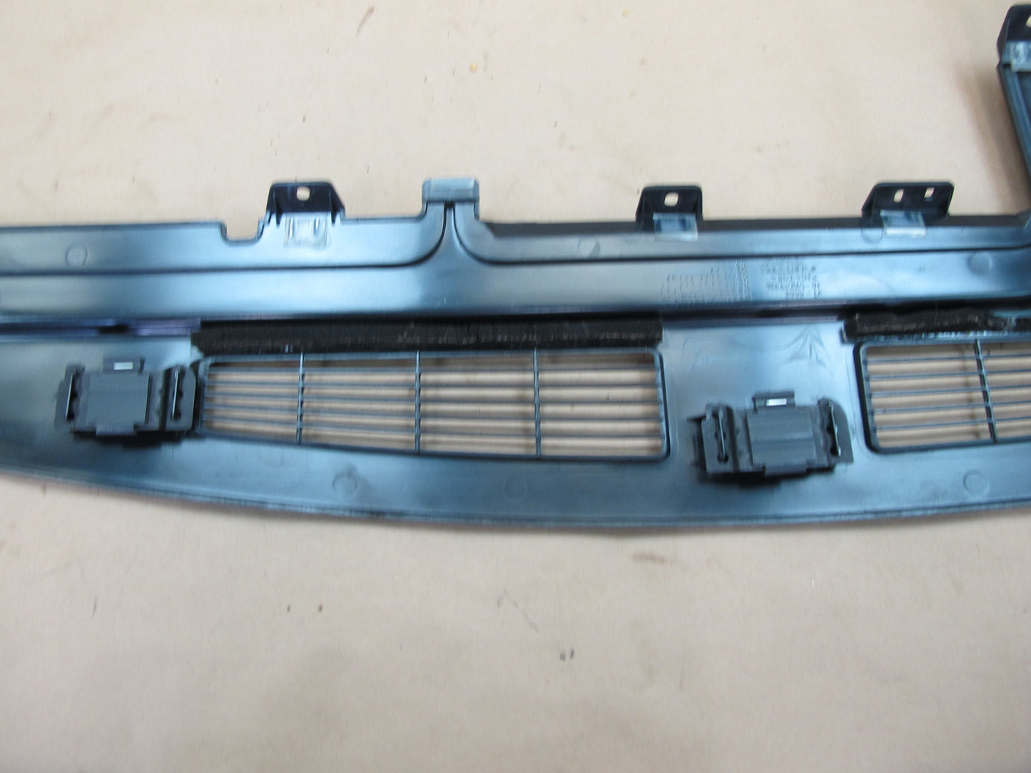 2003-2007 Hummer H2 Dash Upper Defrost Air Vent Grille Trim Panel 15102556