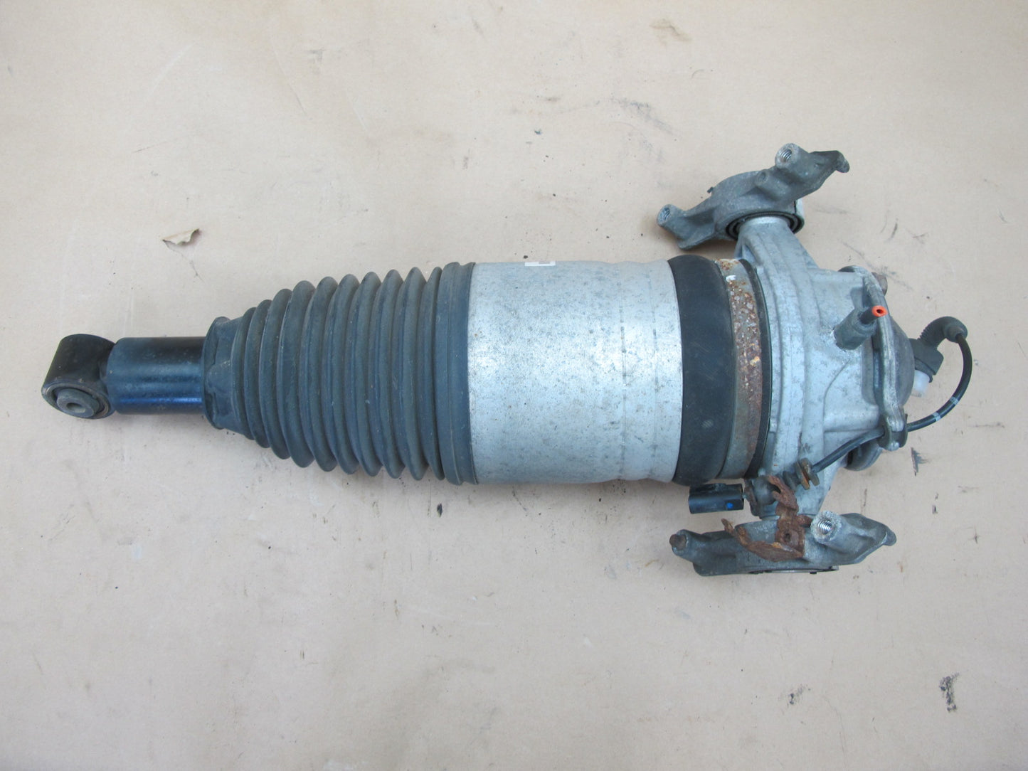 2013-2018 Porsche Cayenne 958 GTS Rear Left Side Air Strut Shock Absorber Assy