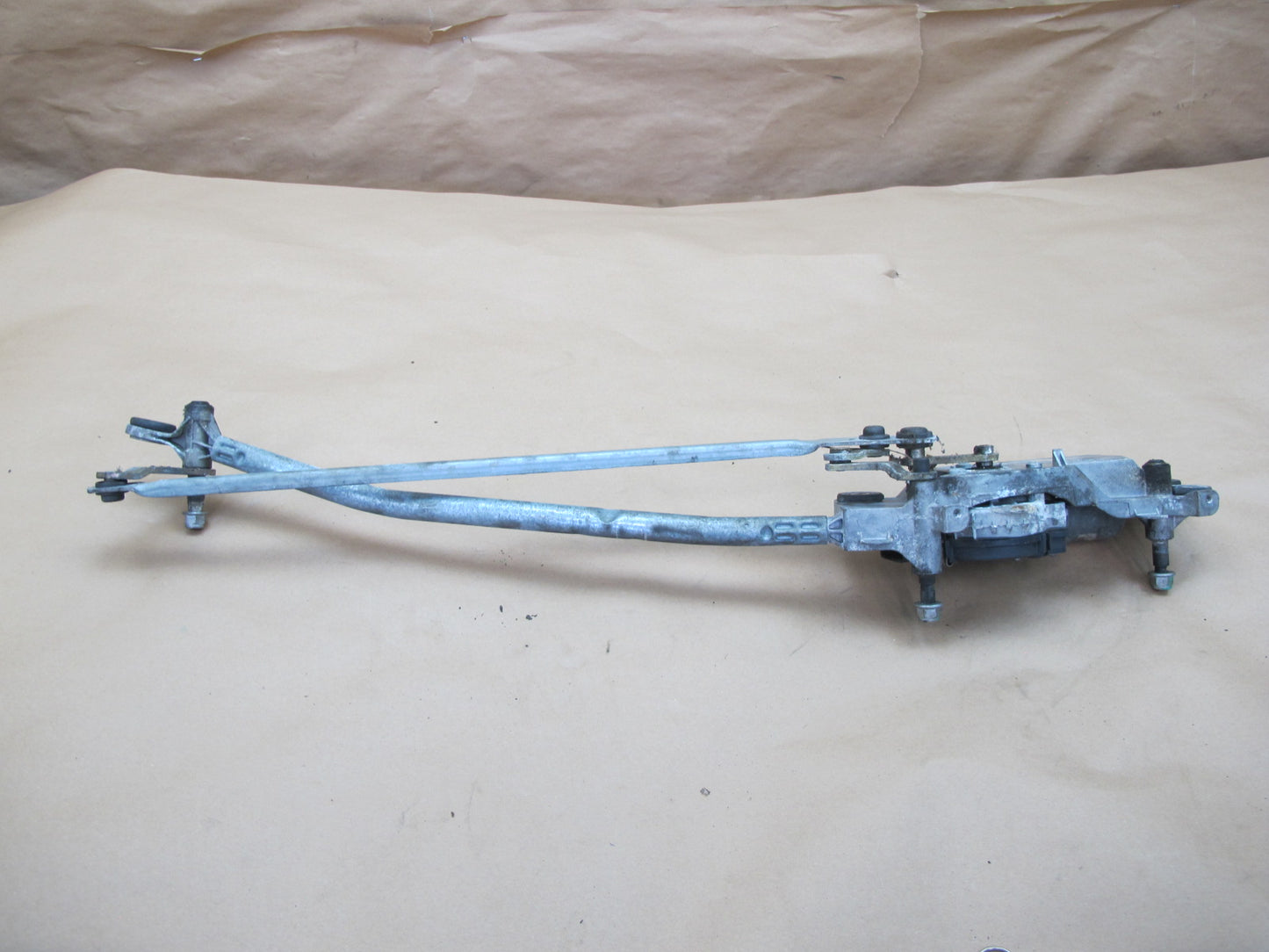 2003-2010 Porsche Cayenne 955 Windshield Wiper Transmission Linkage w Motor