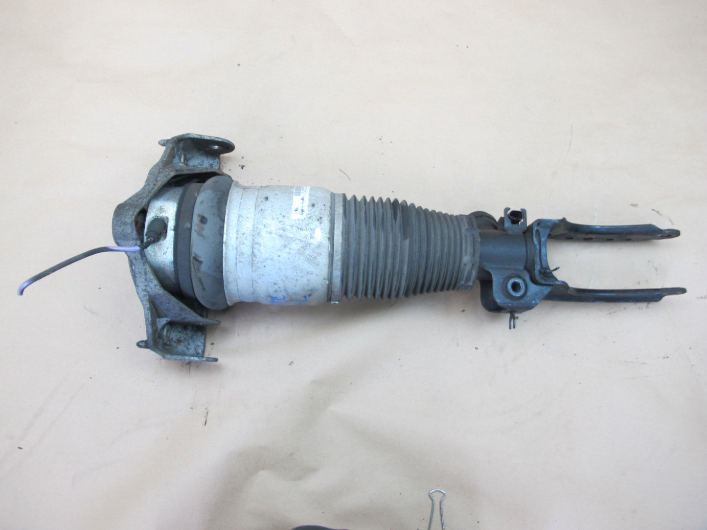 2004-2006 Porsche Cayenne 955 4.5L Turbo Front Left Air Strut Shock Absorber