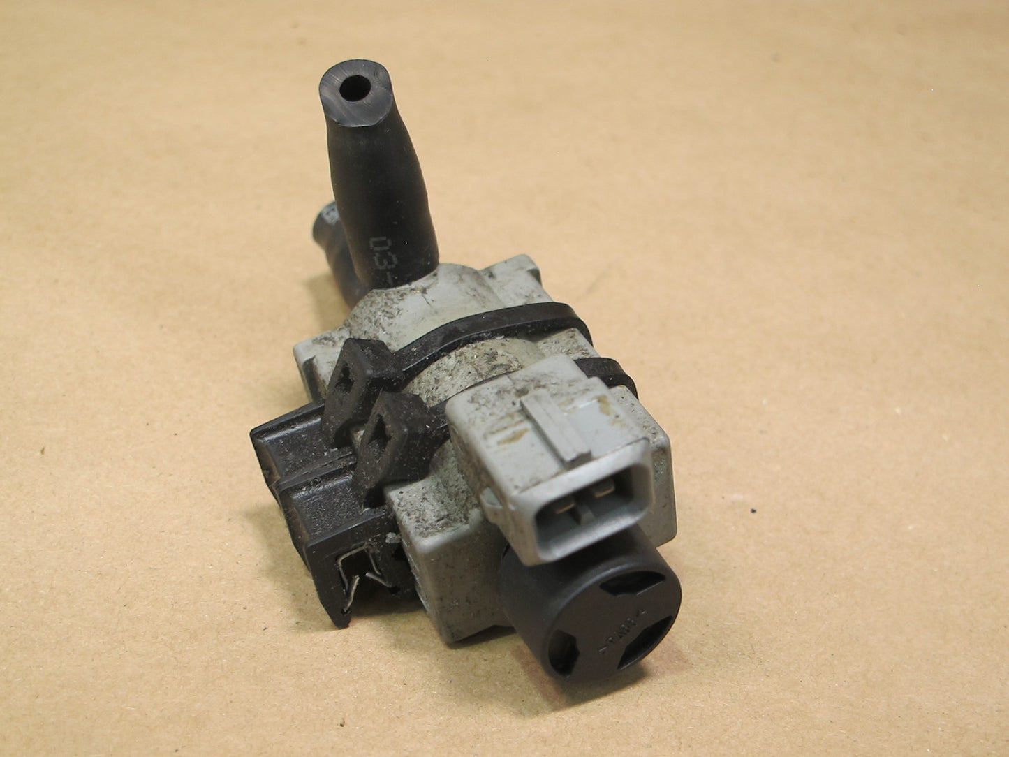 2013-2014 Porsche Cayenne 958 GTS Intake Change Over Vacuum Valve Solenoid