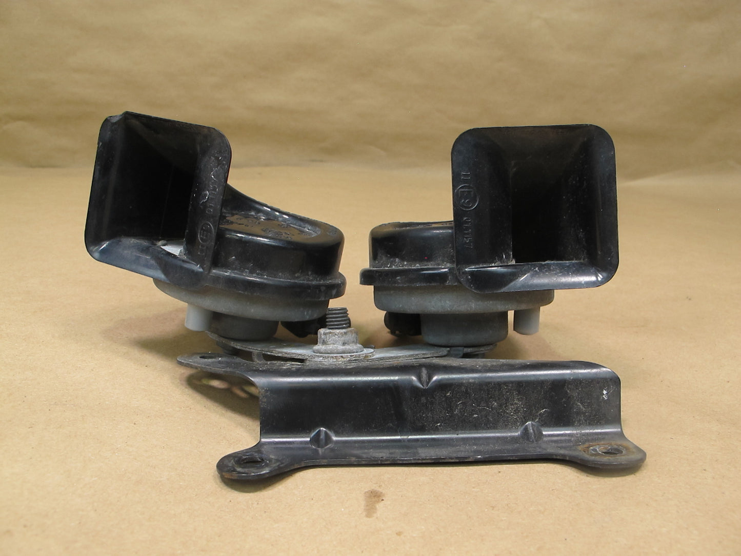 01-06 BMW E46 3-SERIES Set of 2 High & Low Tone Note Pitch Horn Signal OEM