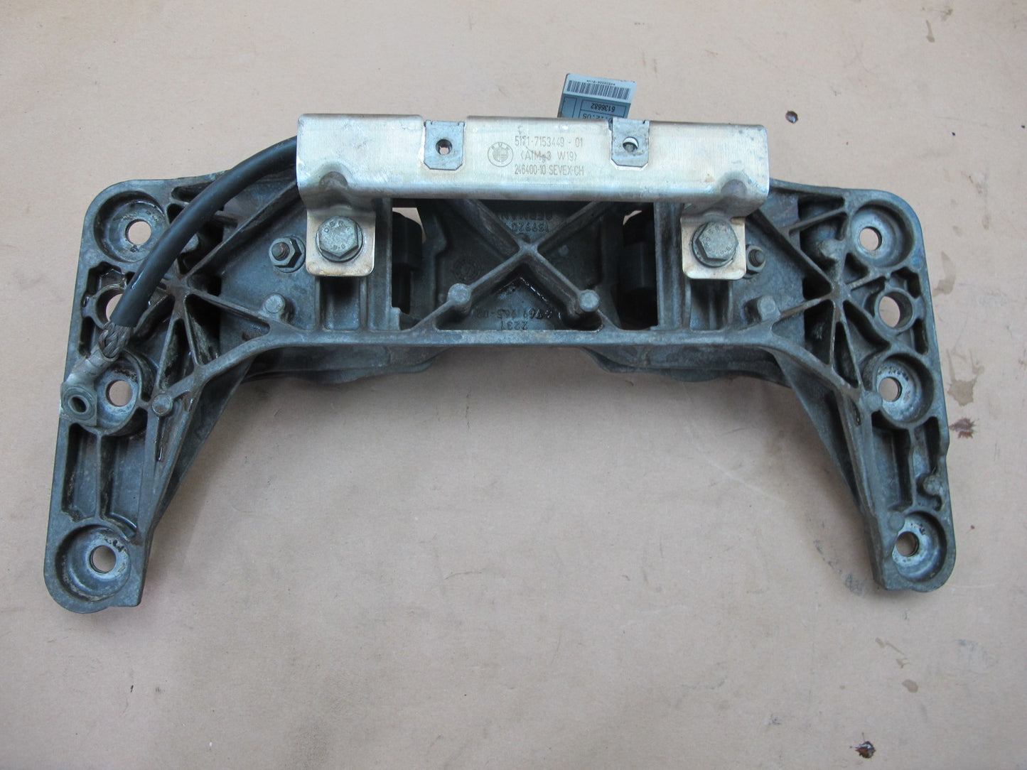 06-10 BMW E63 E64 A/T Automatic Transmission Mount Bracket Support 7153449 OEM