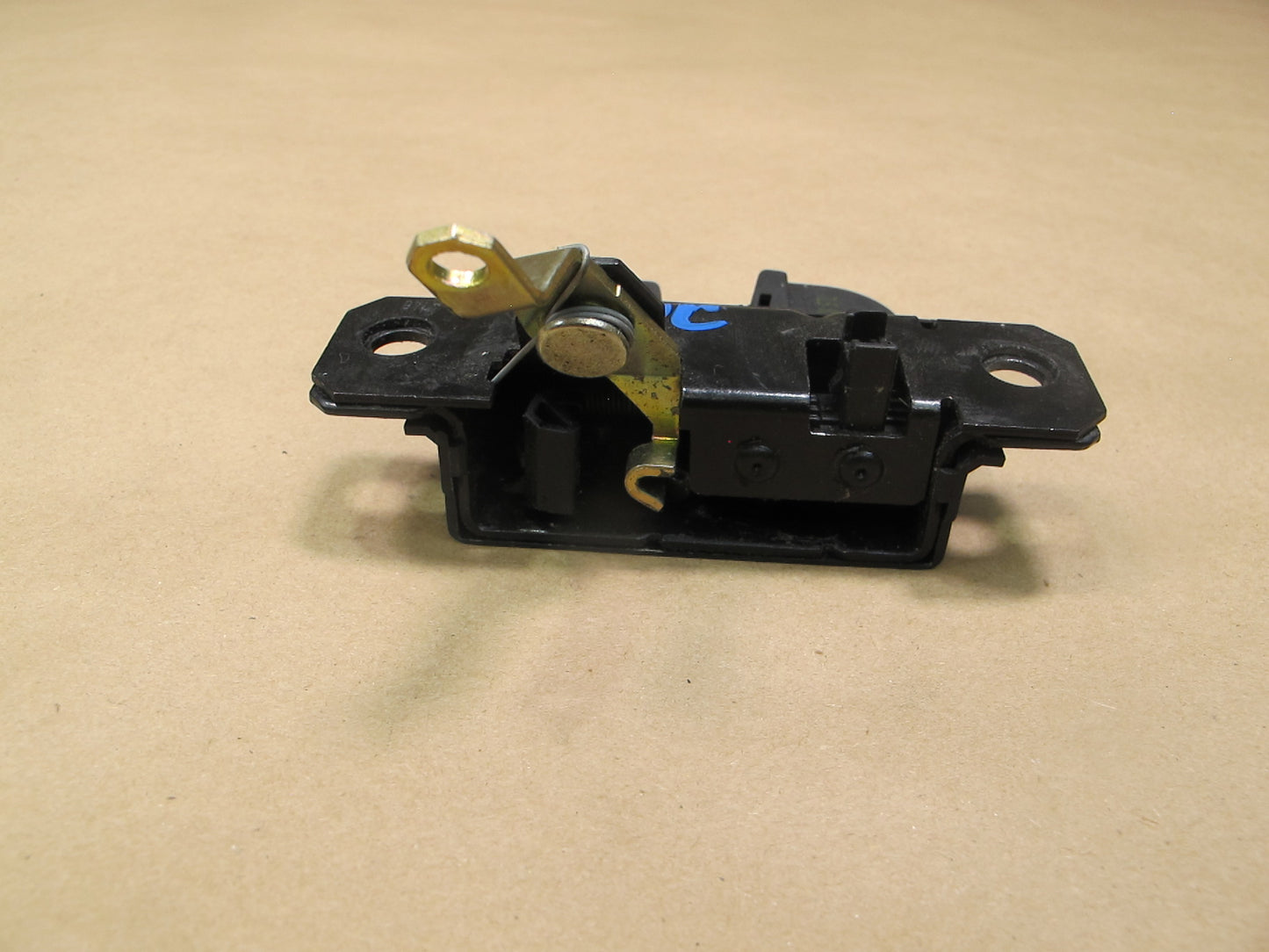 2003-2010 Porsche Cayenne 955 Rear Trunk Lid Lock Latch