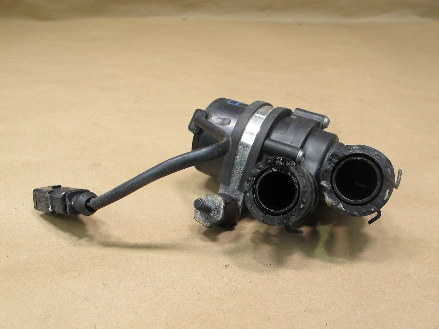 2003-2006 Porsche Cayenne 955 Additional Auxiliary Coolant Water Pump