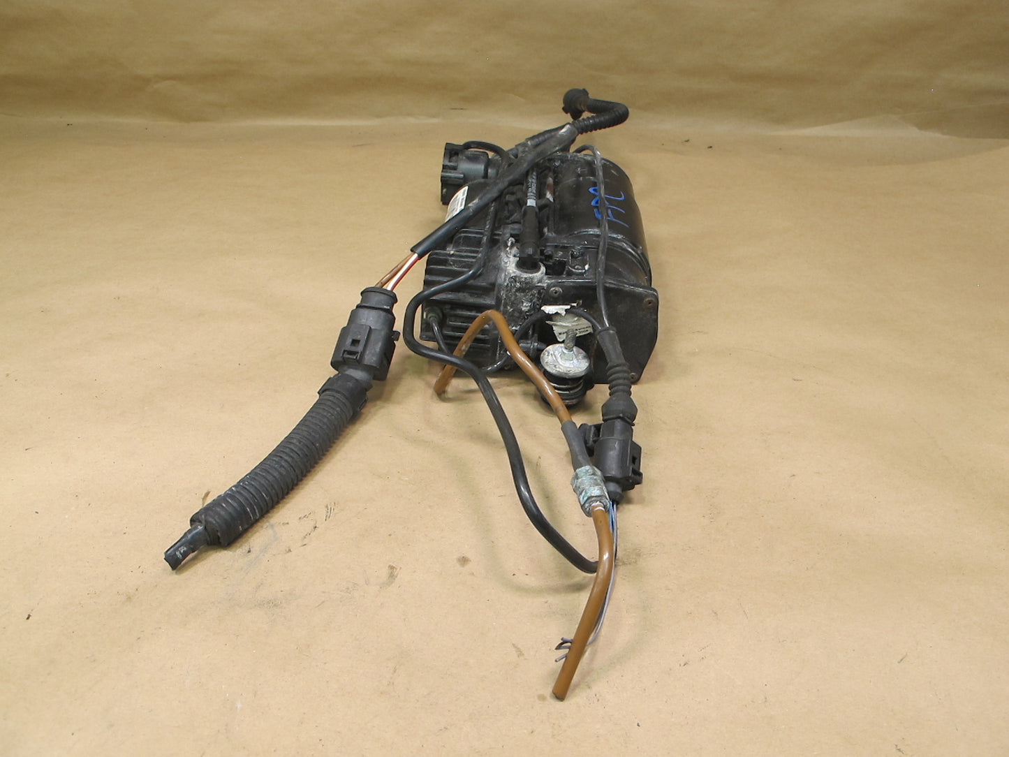 2003-2006 Porsche Cayenne 955 Air Suspension Compressor Pump 7L0616007