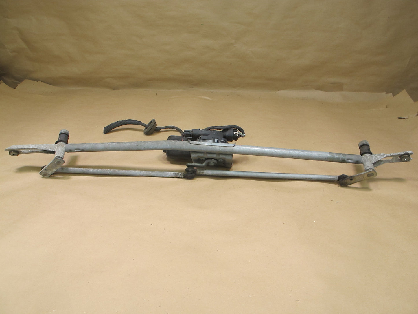 2003-2007 Hummer H2 Windshield Wiper Transmission Linkage w Motor