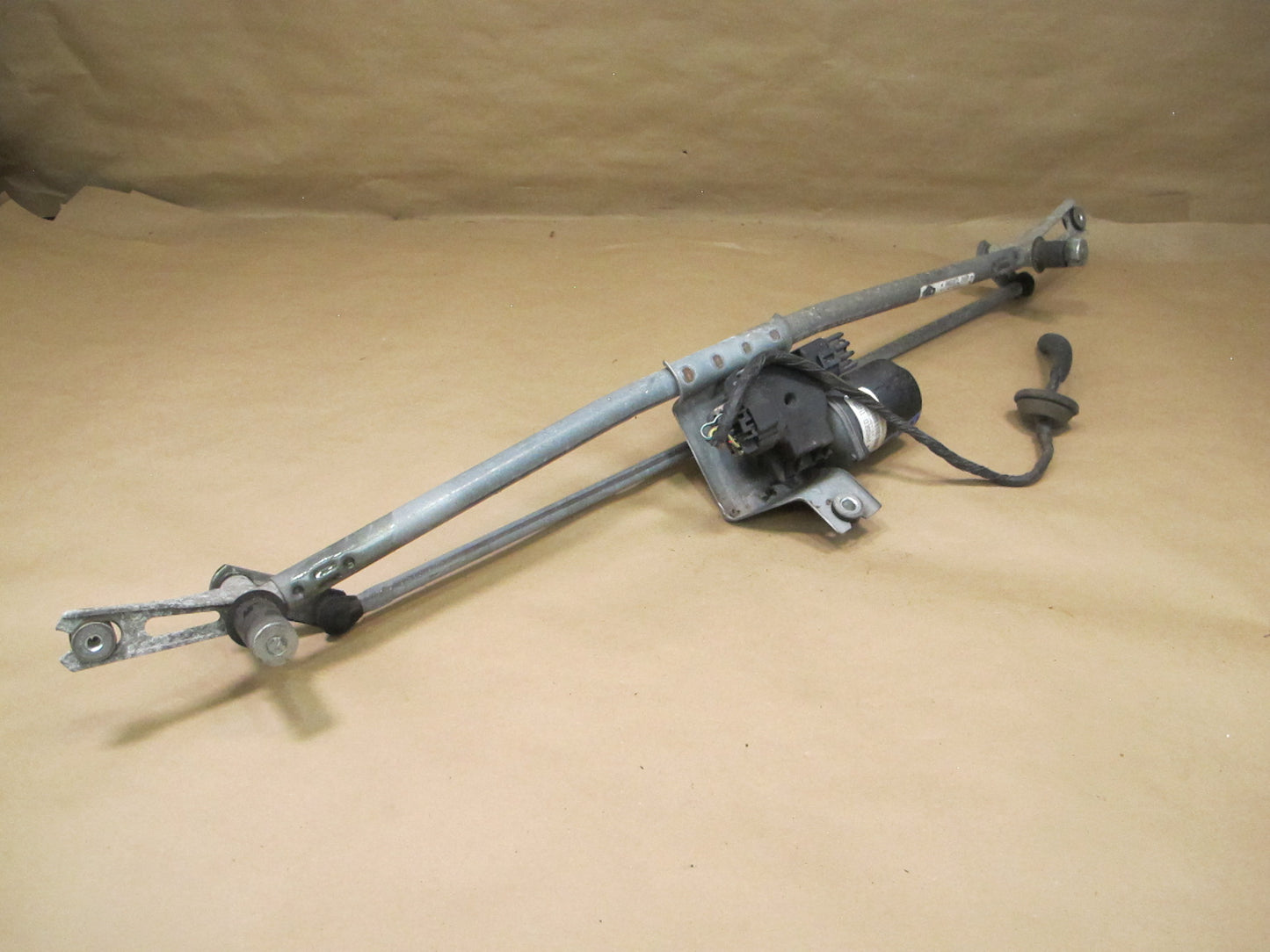 2003-2007 Hummer H2 Windshield Wiper Transmission Linkage w Motor