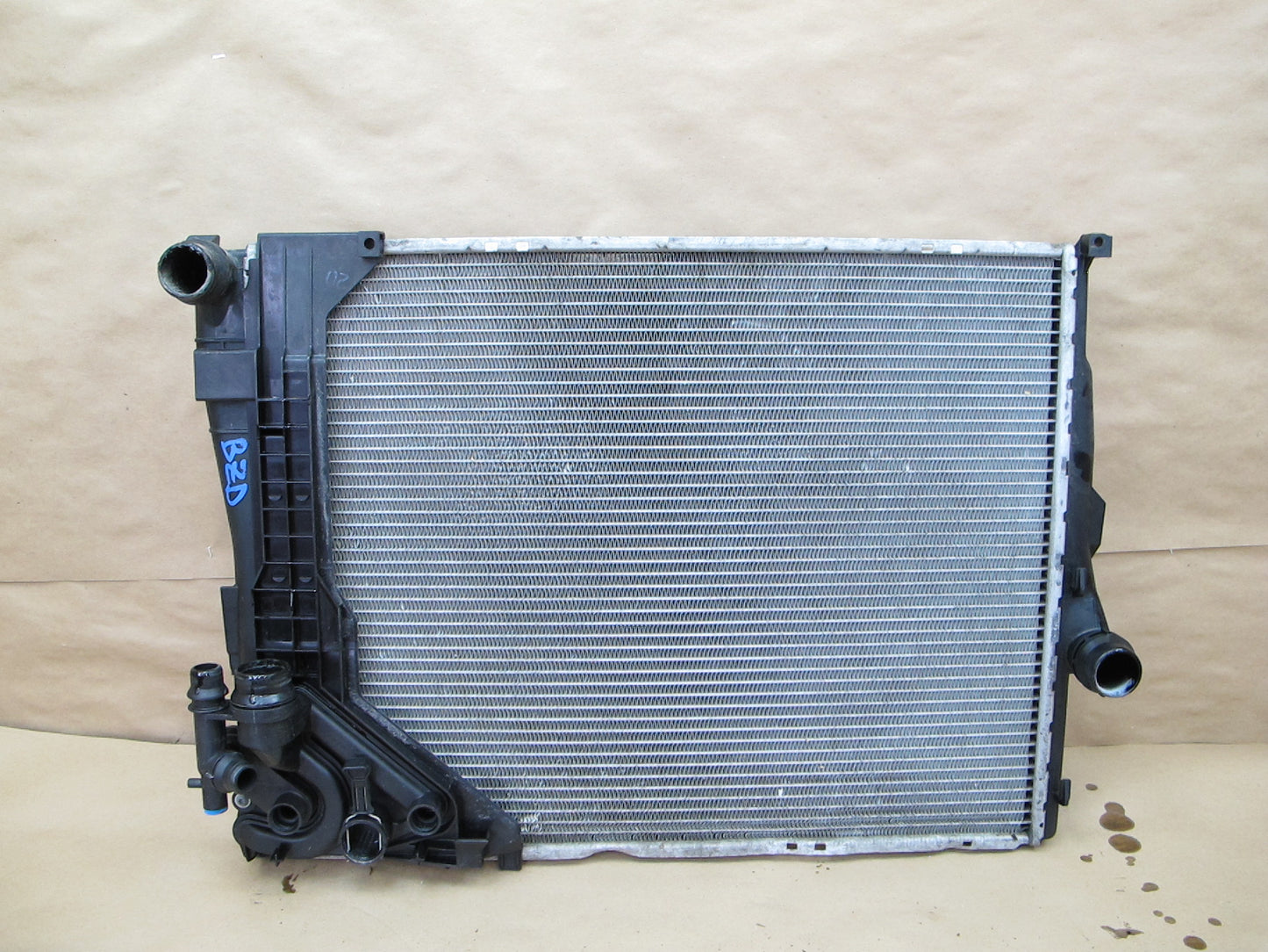 03-05 BMW E85 Z4 M54 A/T Engine Cooling Radiator w Expansion Tank Mounting OEM