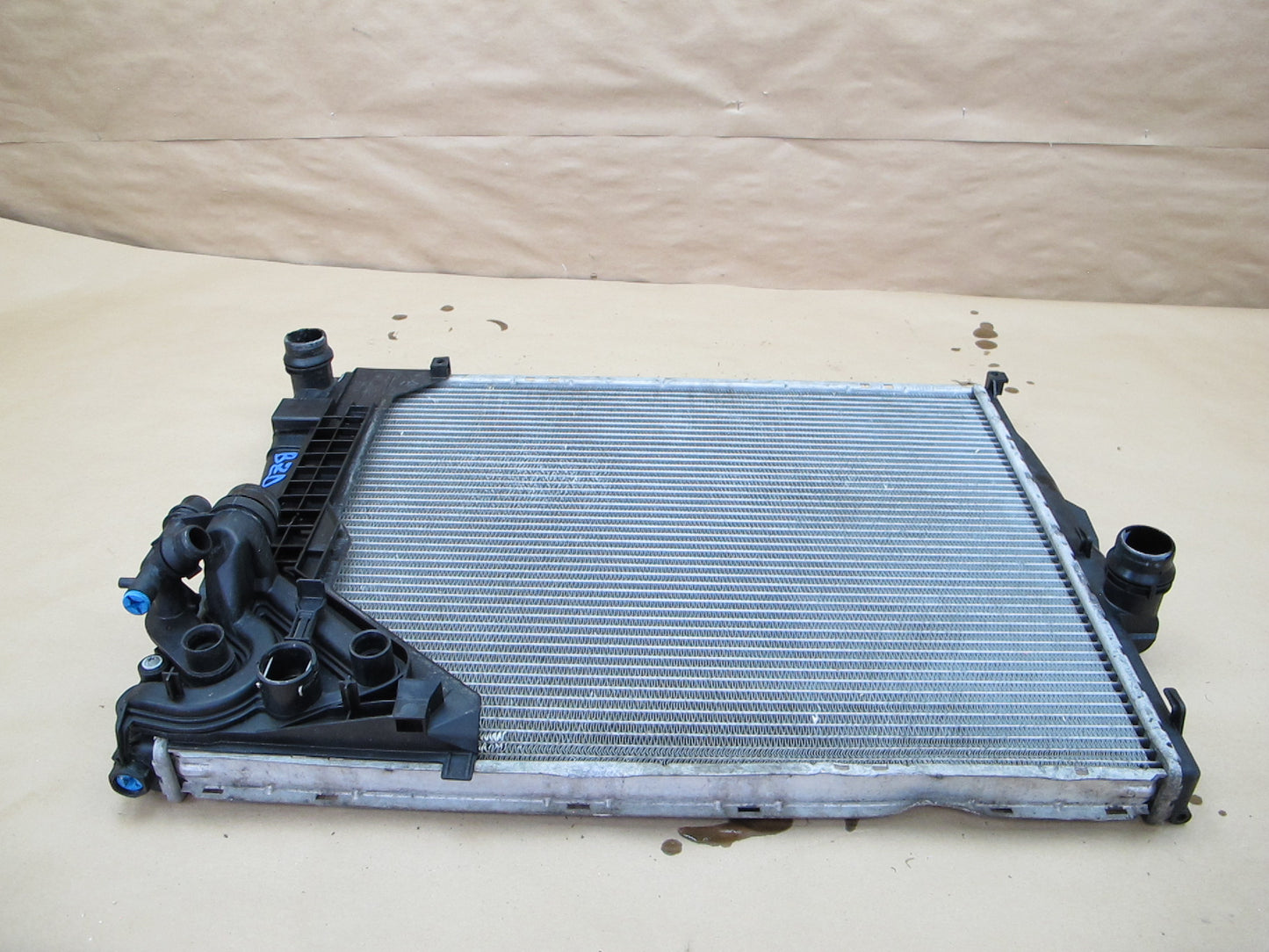 03-05 BMW E85 Z4 M54 A/T Engine Cooling Radiator w Expansion Tank Mounting OEM