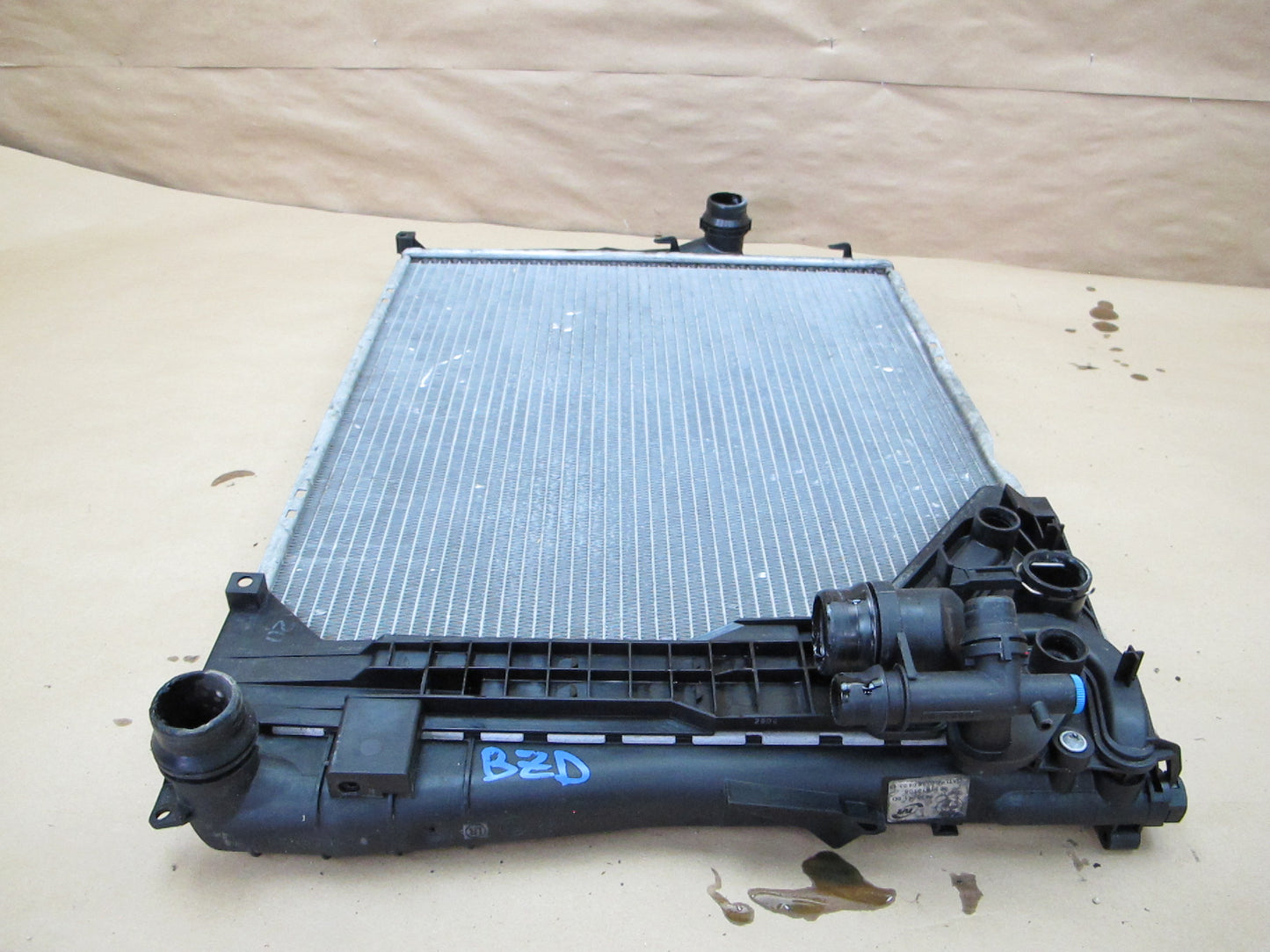 03-05 BMW E85 Z4 M54 A/T Engine Cooling Radiator w Expansion Tank Mounting OEM