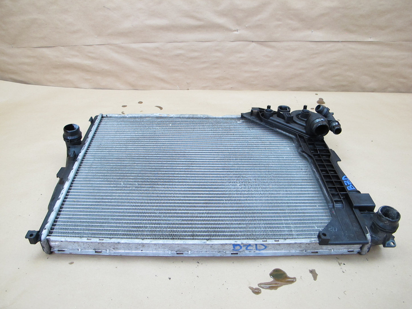 03-05 BMW E85 Z4 M54 A/T Engine Cooling Radiator w Expansion Tank Mounting OEM